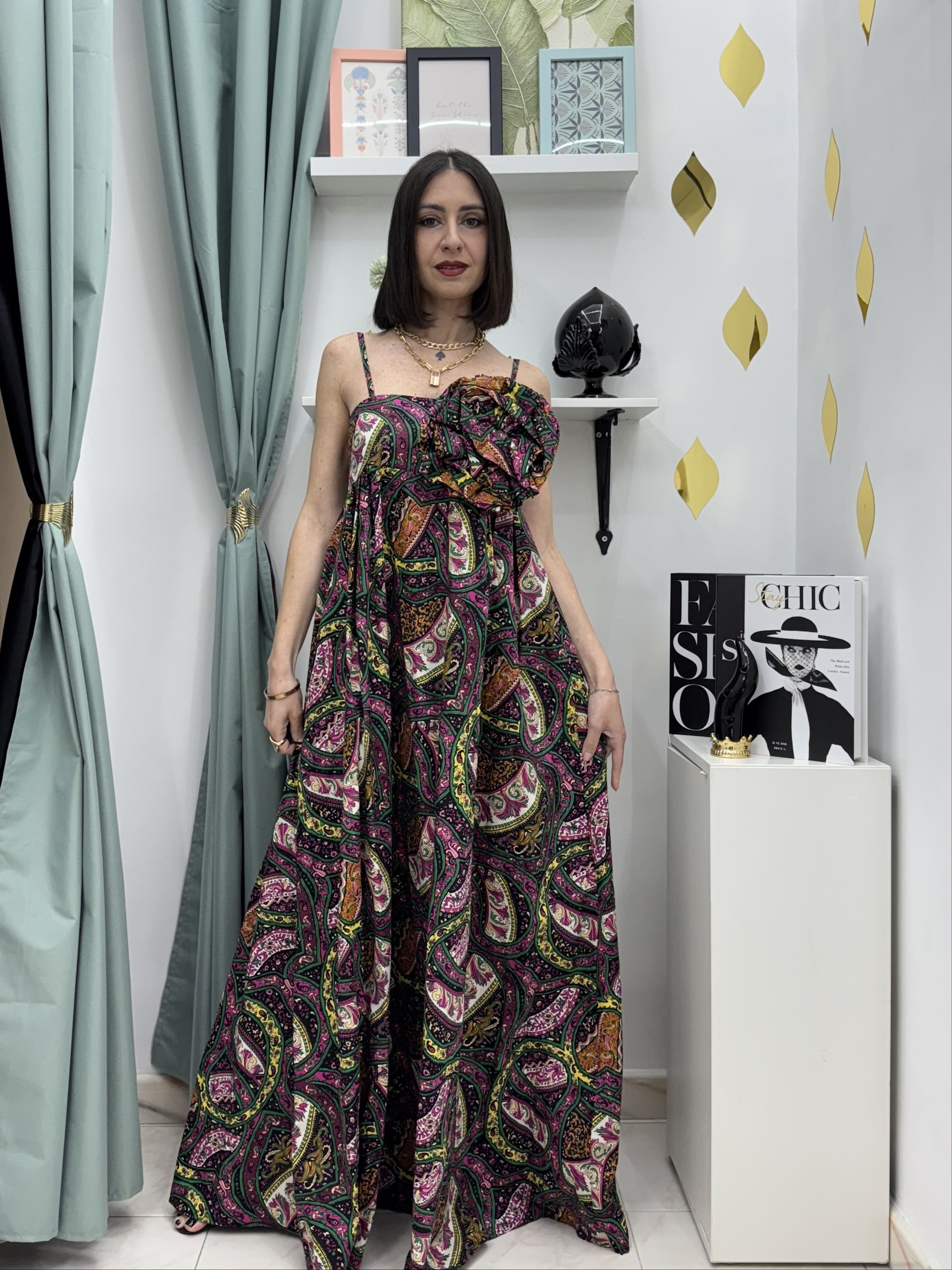 Abito lungo con spalline e spilla a fiore in fantasia casmere