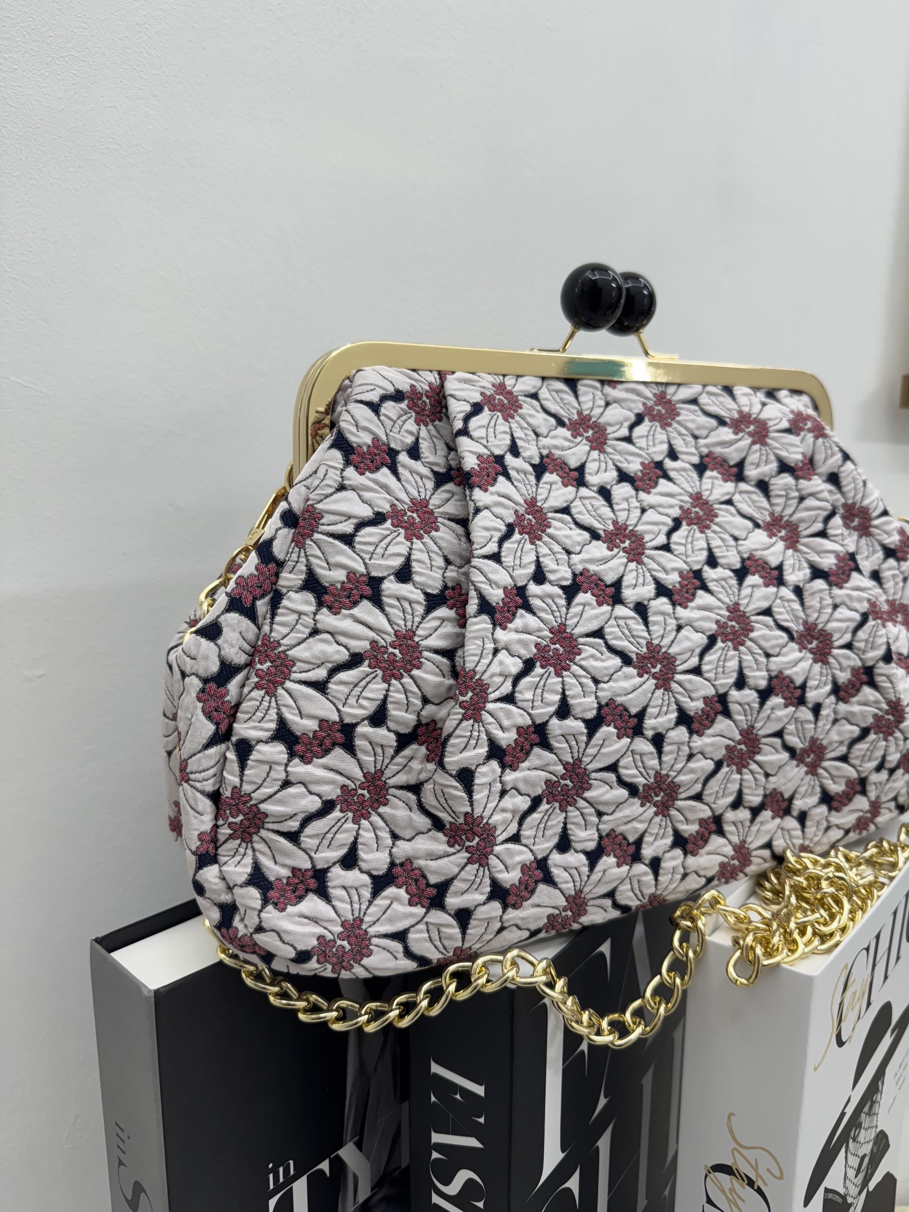 Borsa clutch in tessuto broccato con fiori bianchi