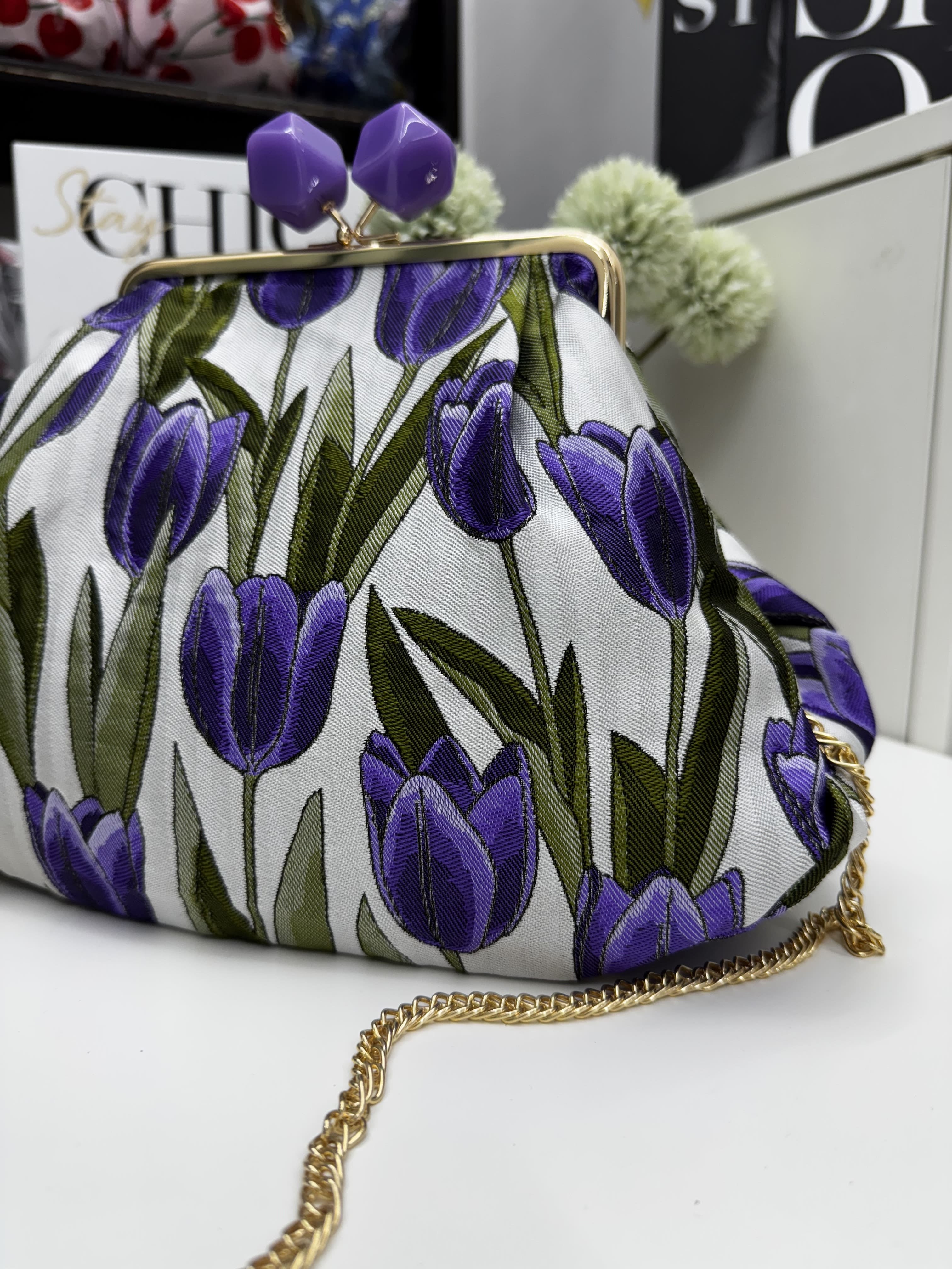 Borsa clutch in tessuto jaquard con tulipani viola
