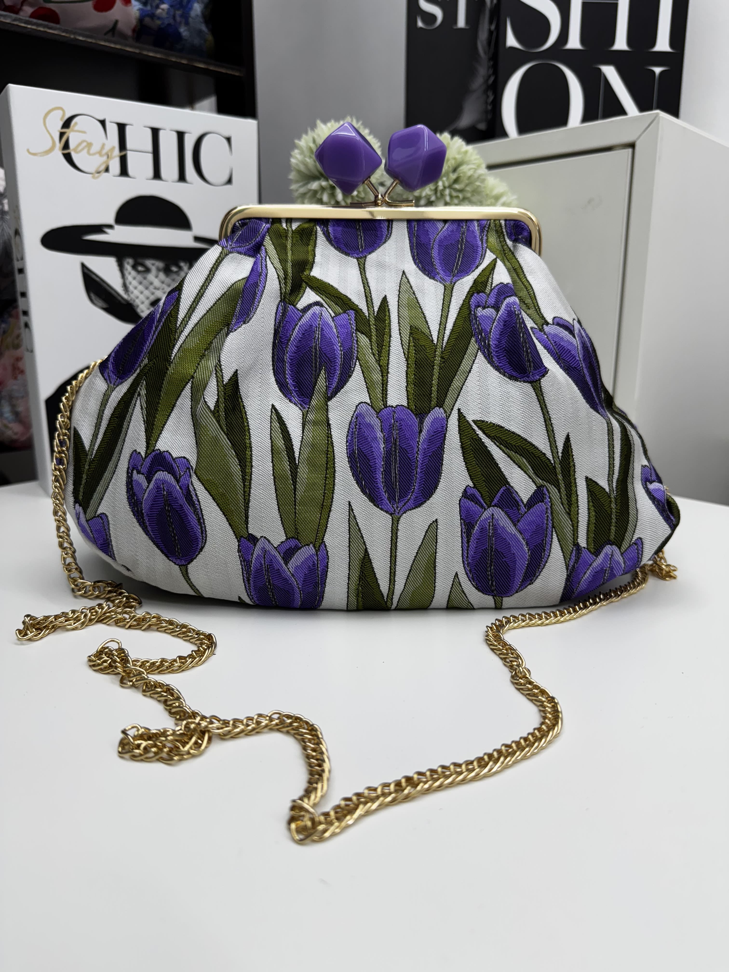 Borsa clutch in tessuto jaquard con tulipani viola
