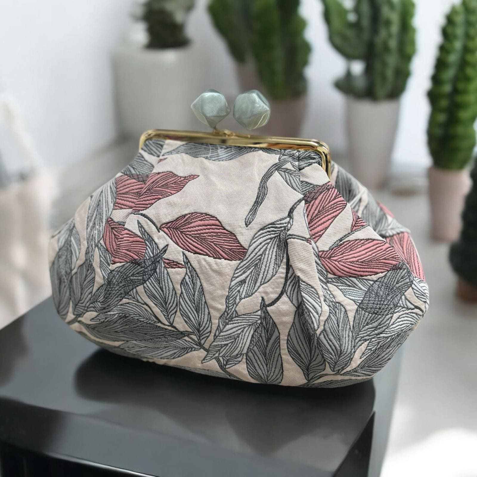 Borsa clutch in tessuto jacquard con foglie