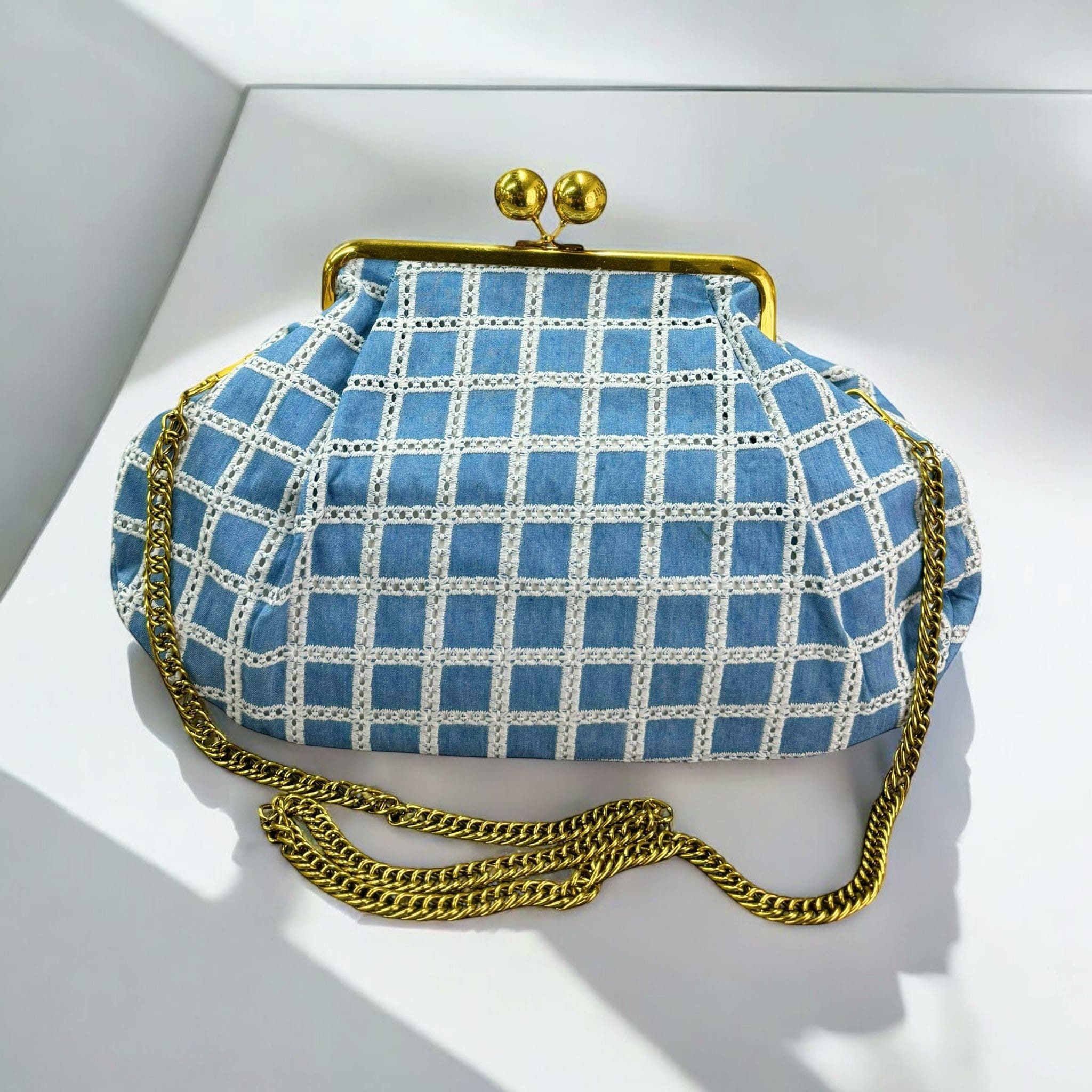 Borsa clutch in denim con ricami geometrici