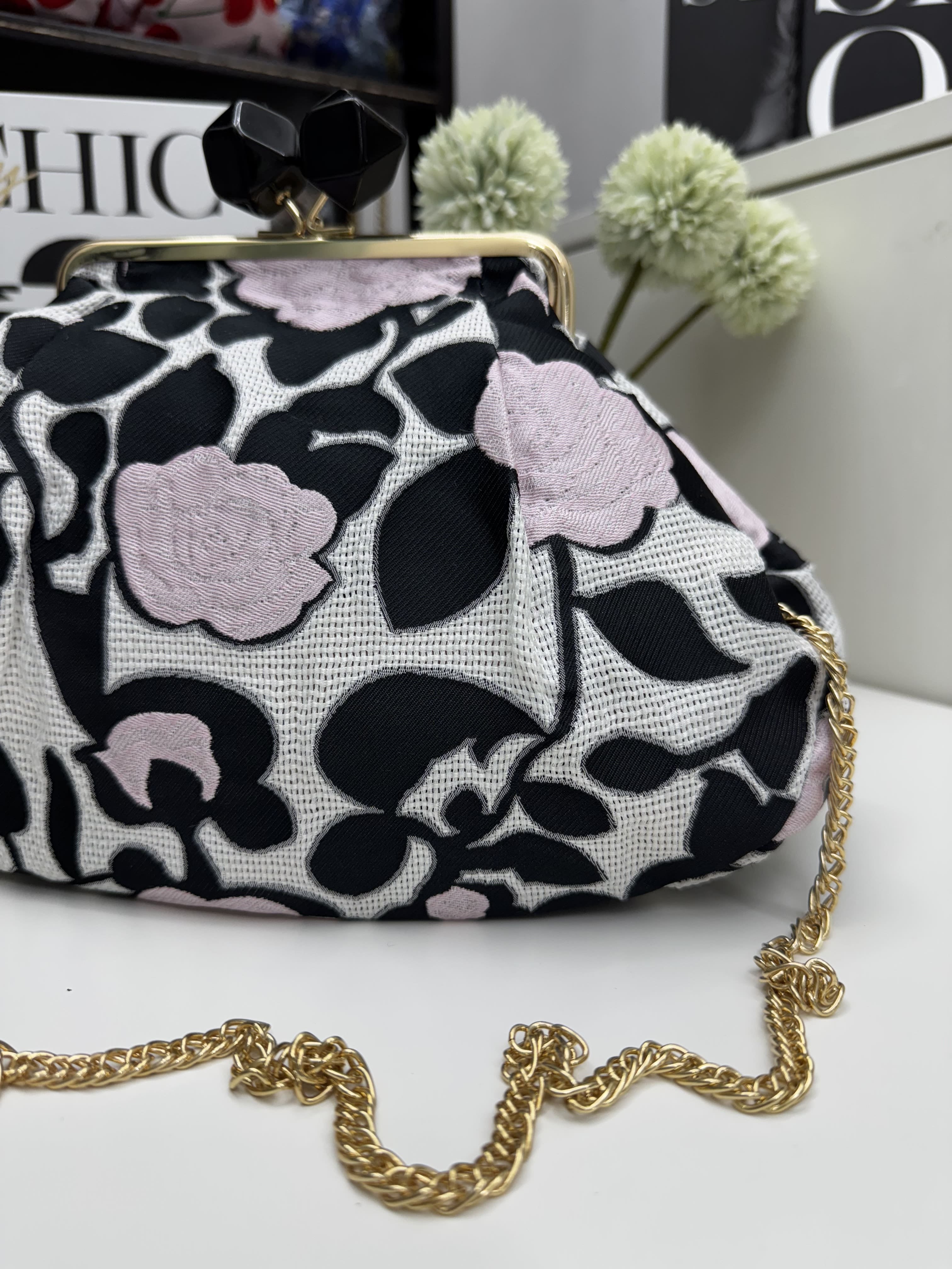Borsa clutch in tessuto jacquard con fiori rosa