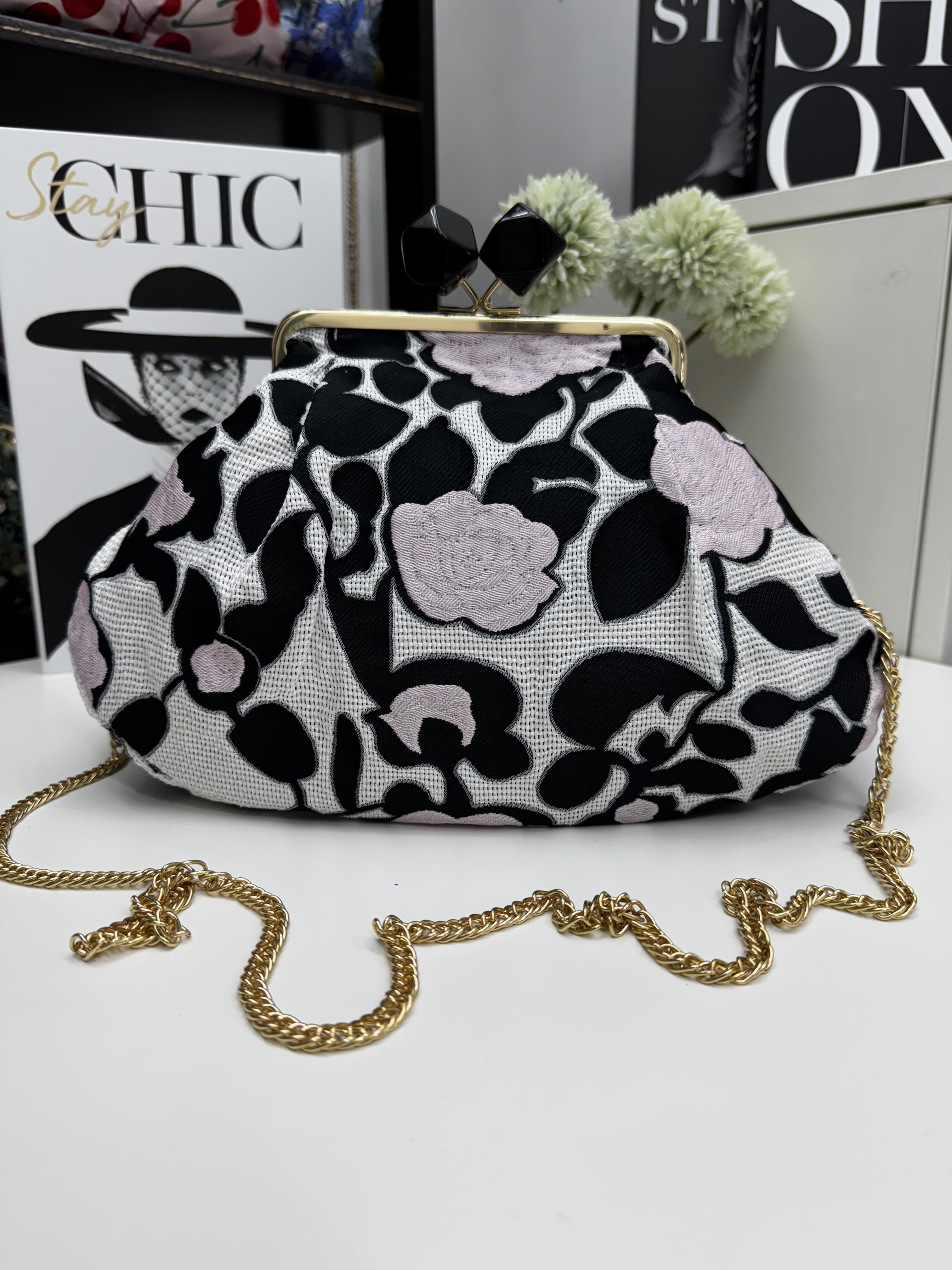 Borsa clutch in tessuto jacquard con fiori rosa