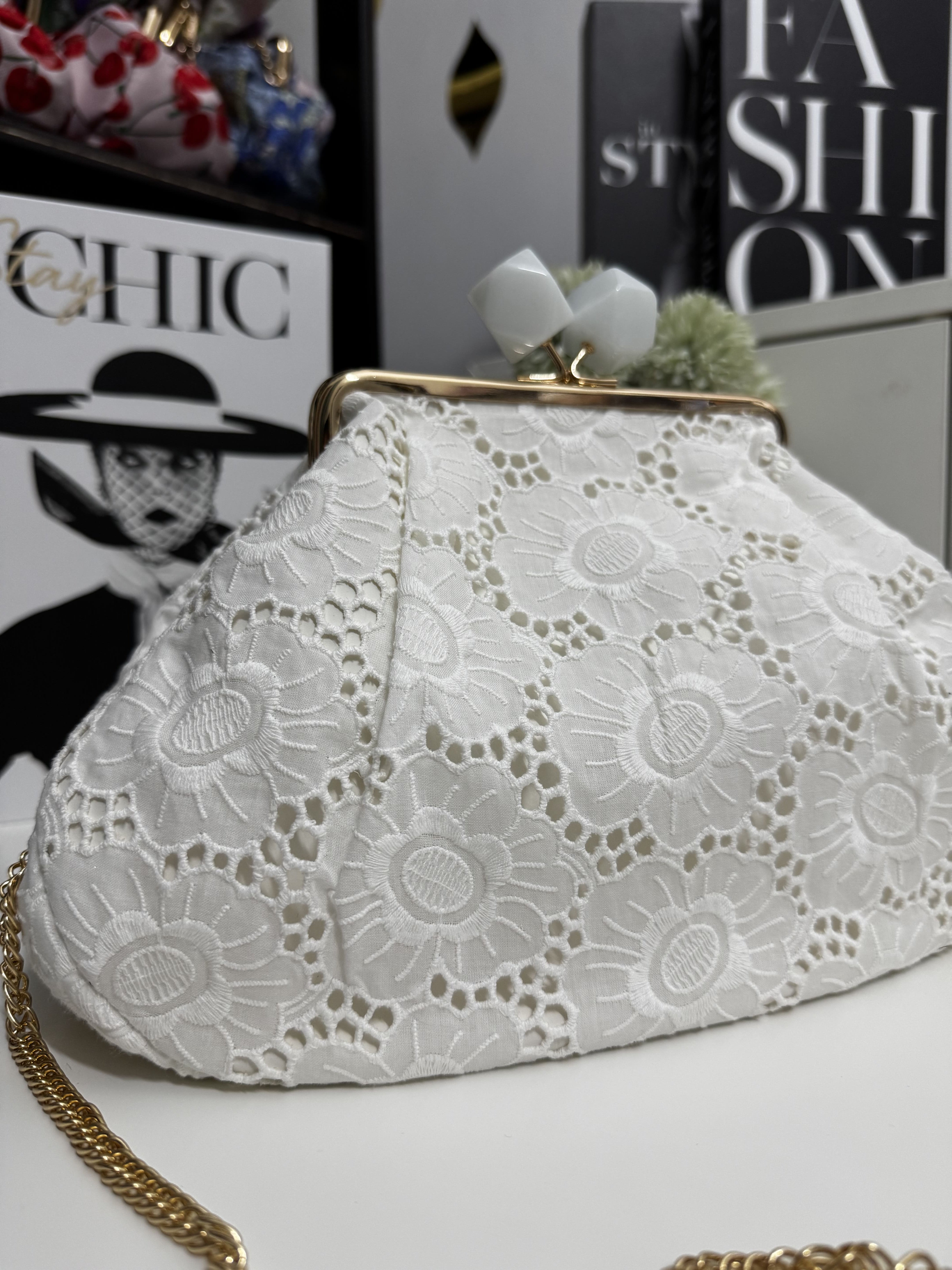 Borsa clutch in pizzo sangallo con fiori
