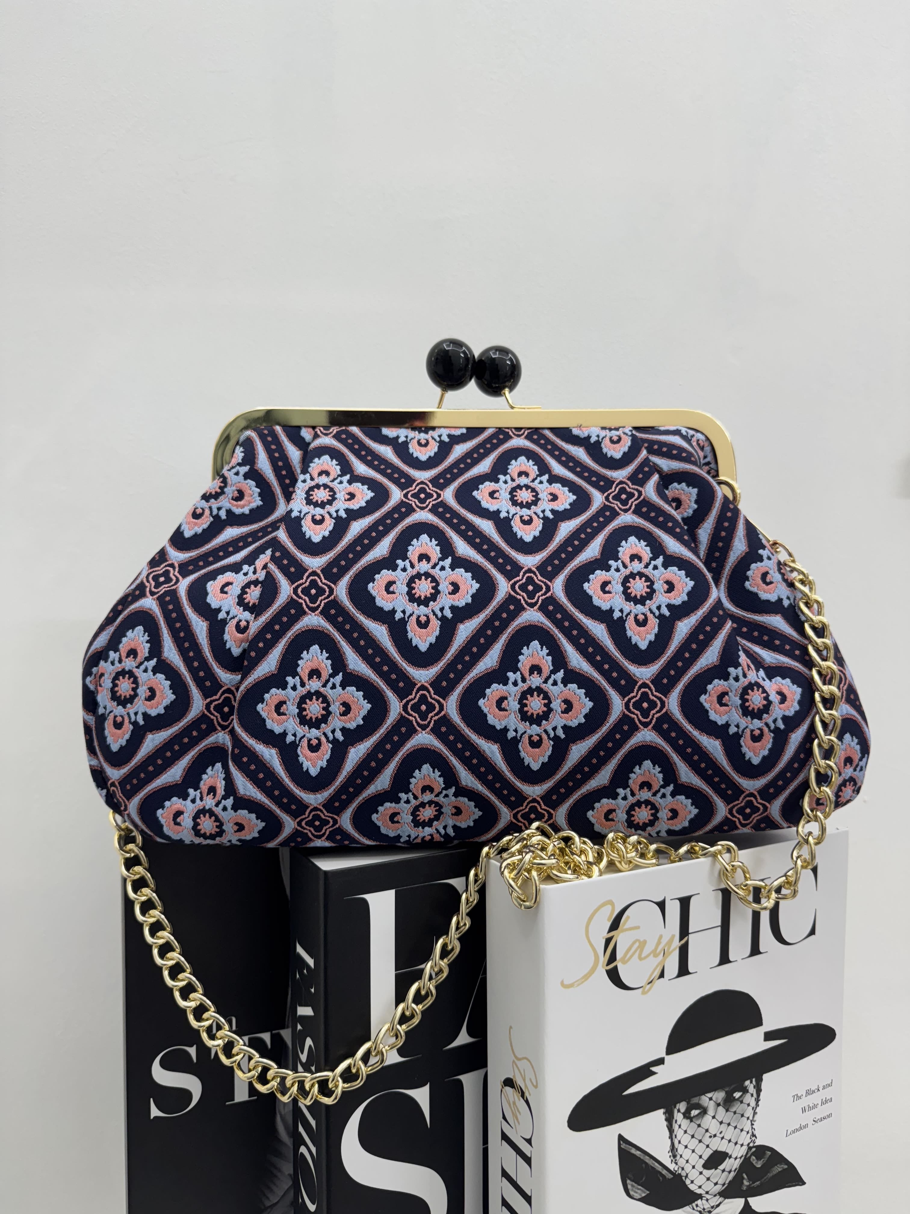 Borsa clutch in tessuto broccato blu notte con fantasie in glicine