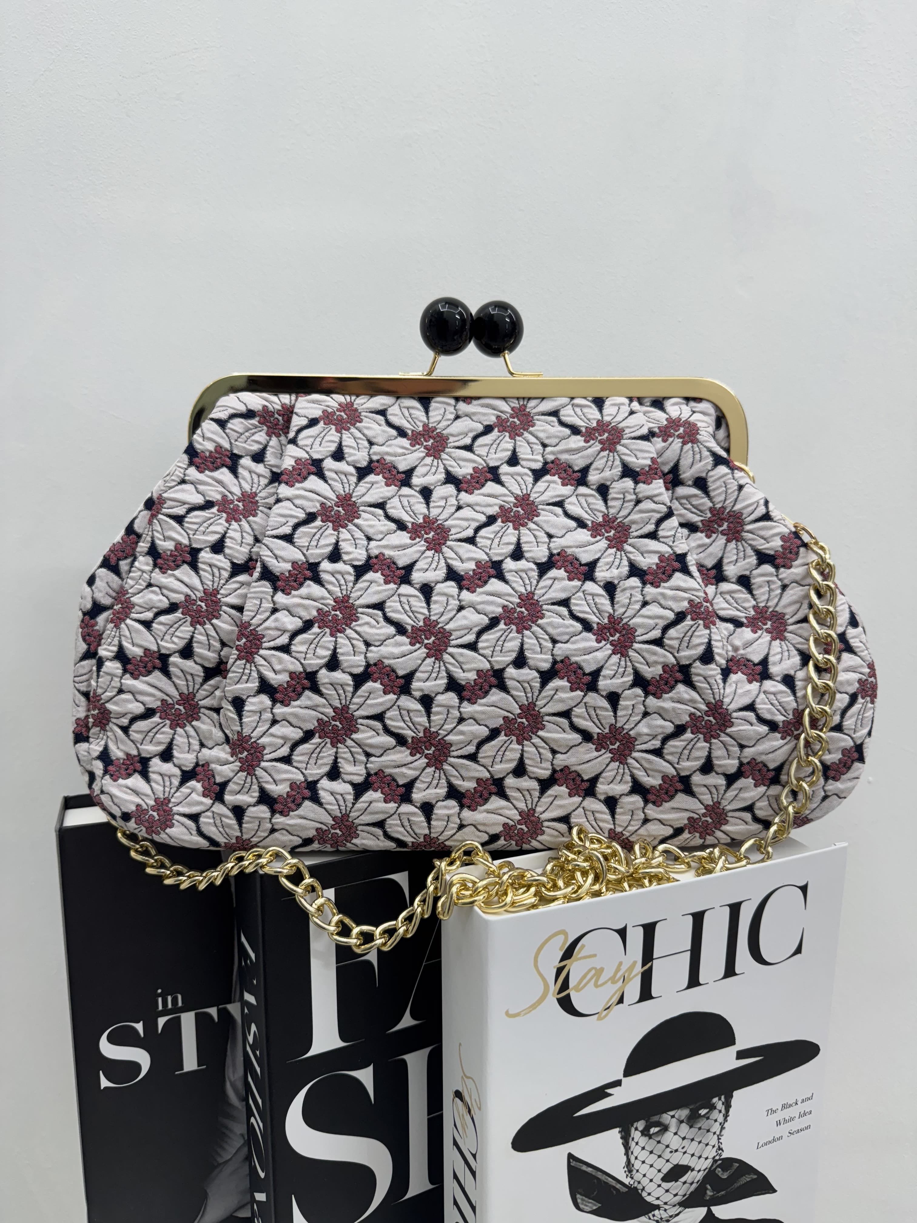 Borsa clutch in tessuto broccato con fiori bianchi