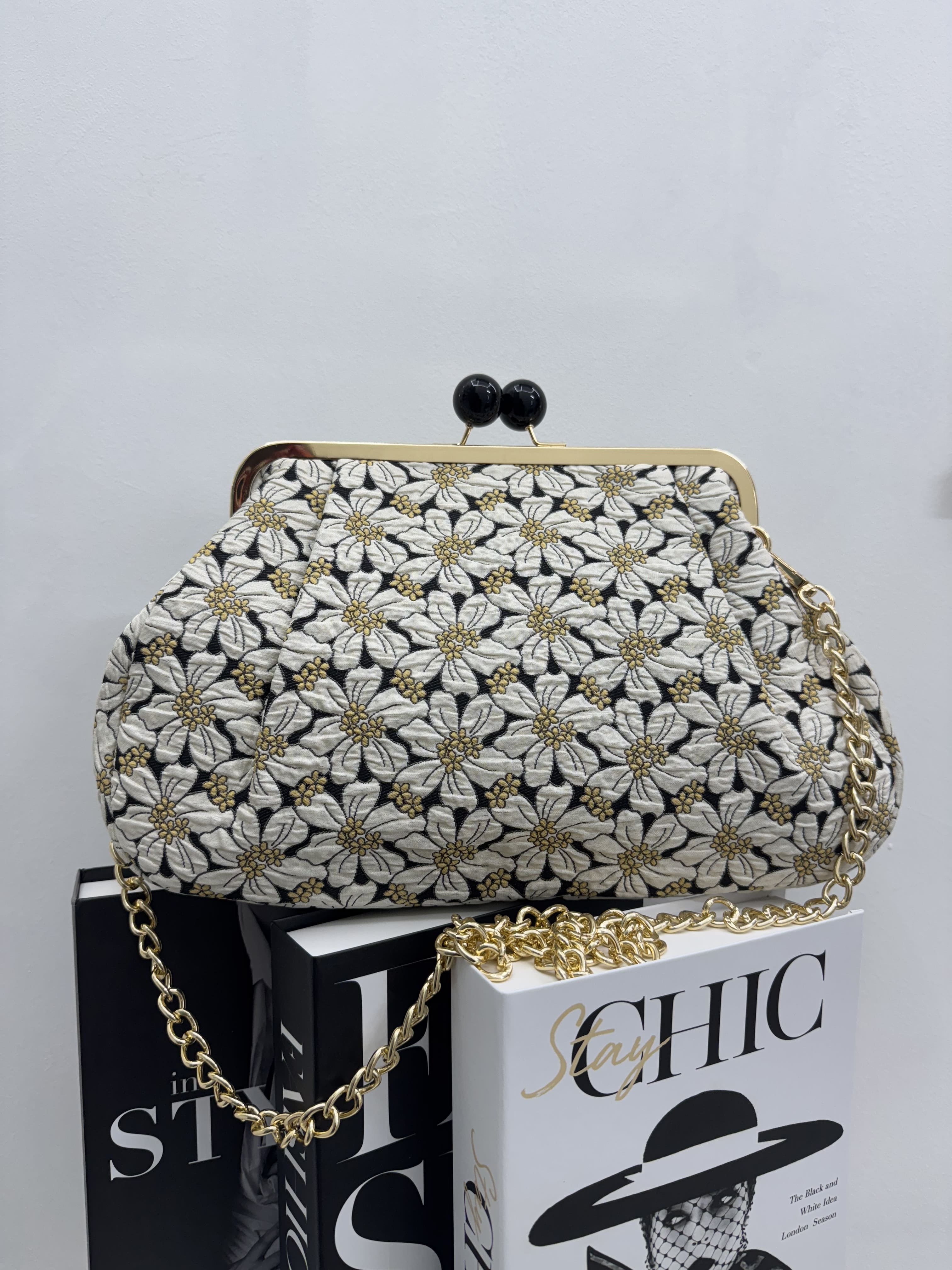 Borsa clutch in tessuto broccato con fiori bianchi