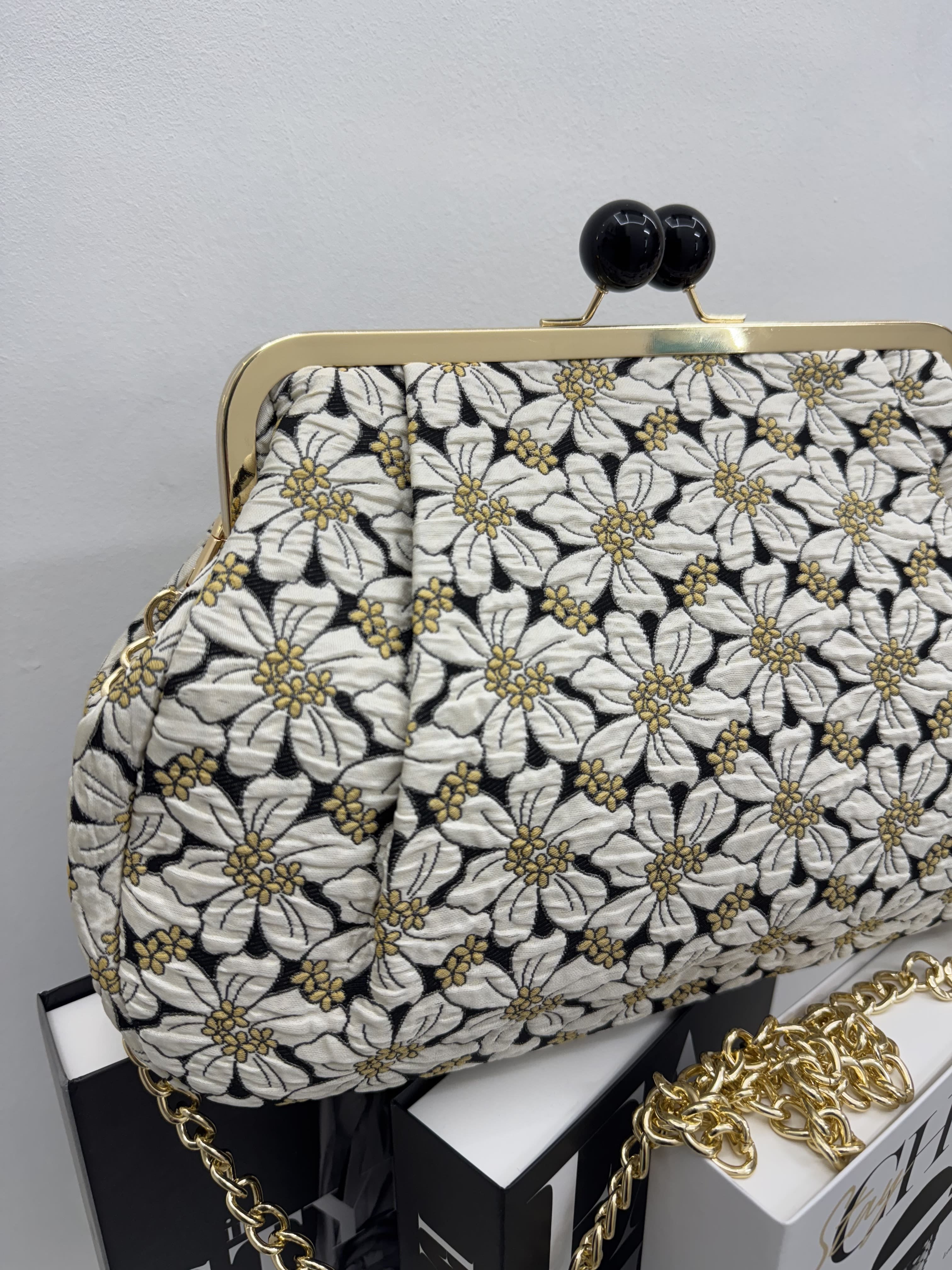 Borsa clutch in tessuto broccato con fiori bianchi