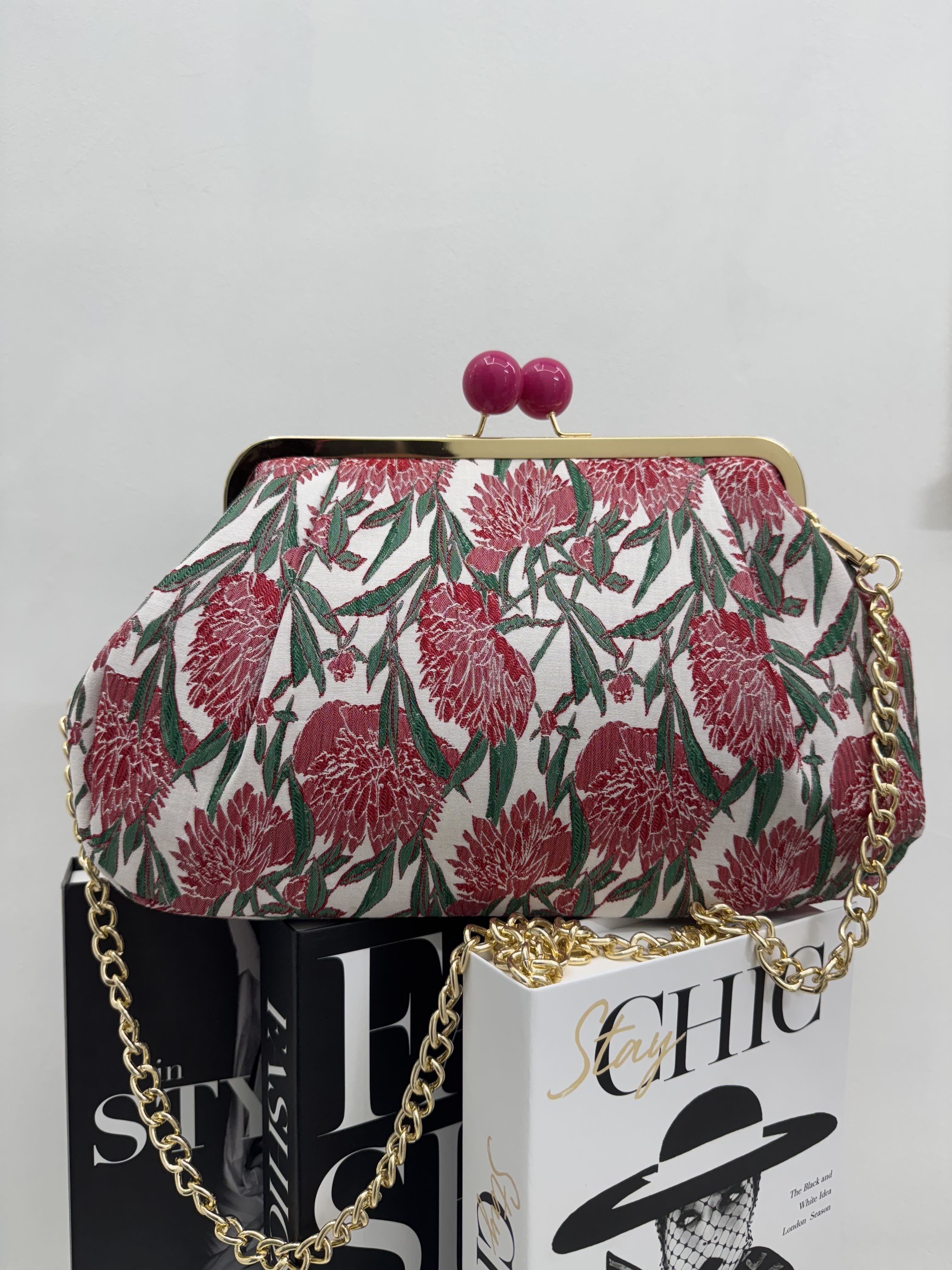 Borsa clutch in tessuto broccato con fiori rossi