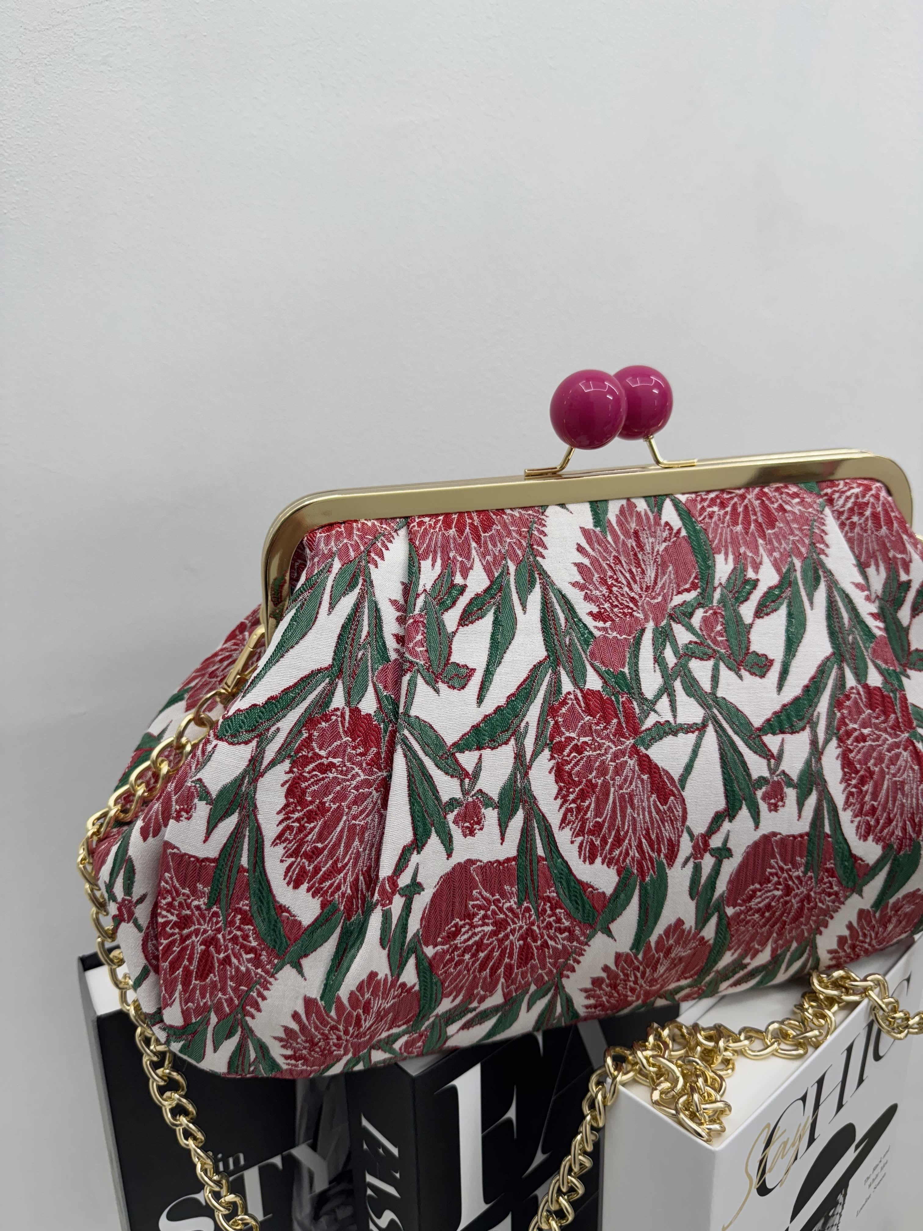 Borsa clutch in tessuto broccato con fiori rossi
