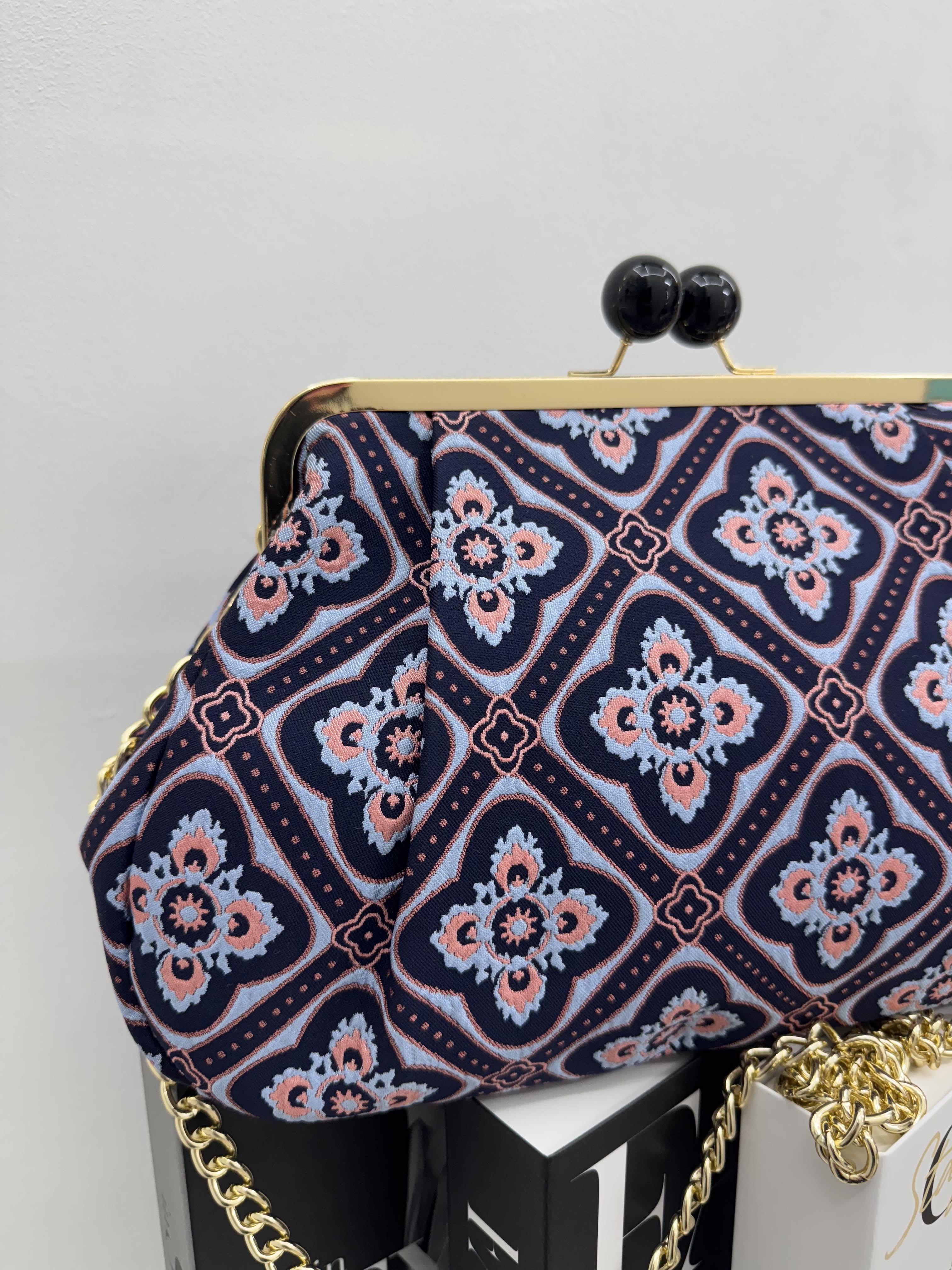 Borsa clutch in tessuto broccato blu notte con fantasie in glicine