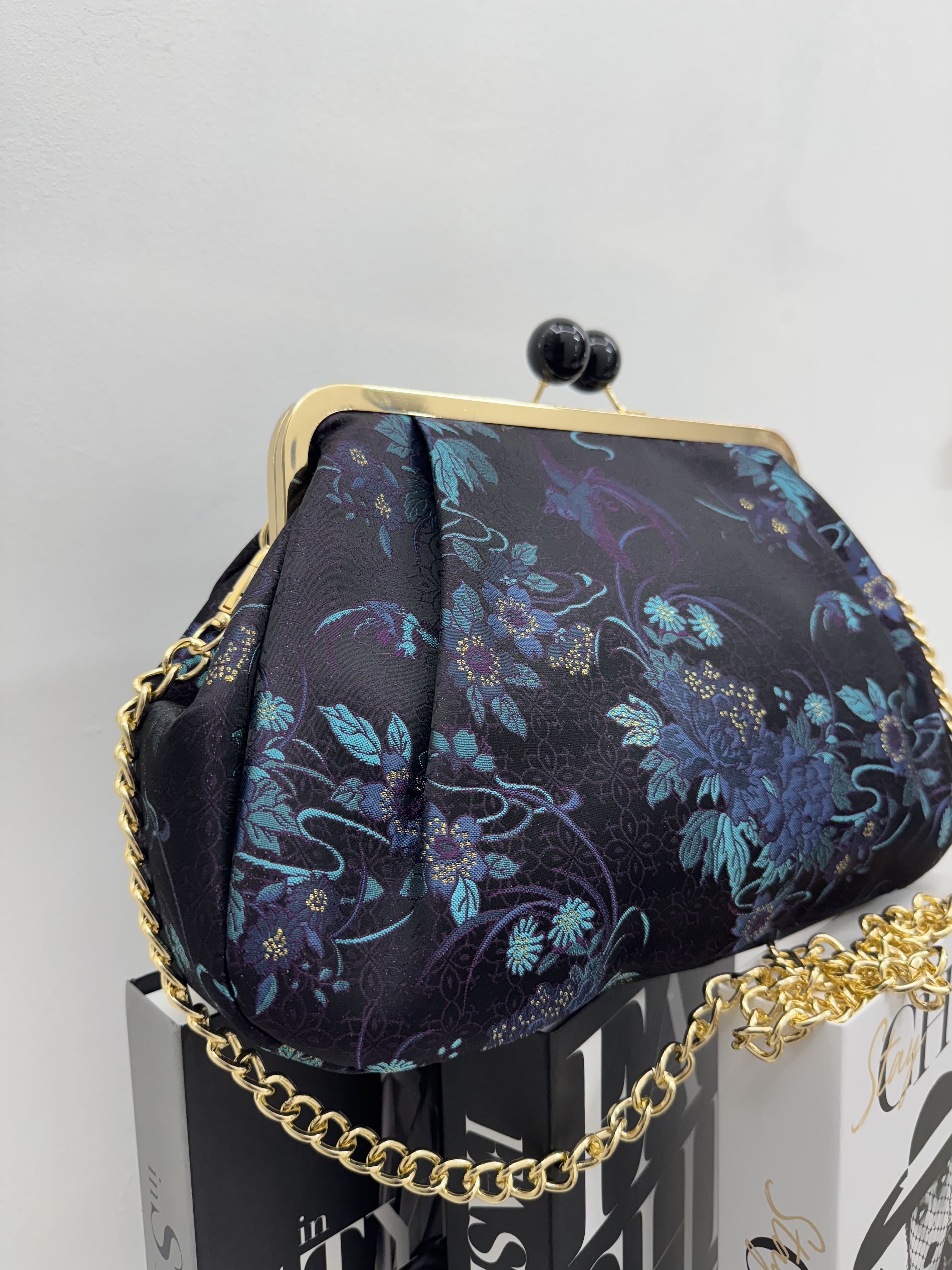 Borsa clutch in tessuto broccato nera con fiori blu