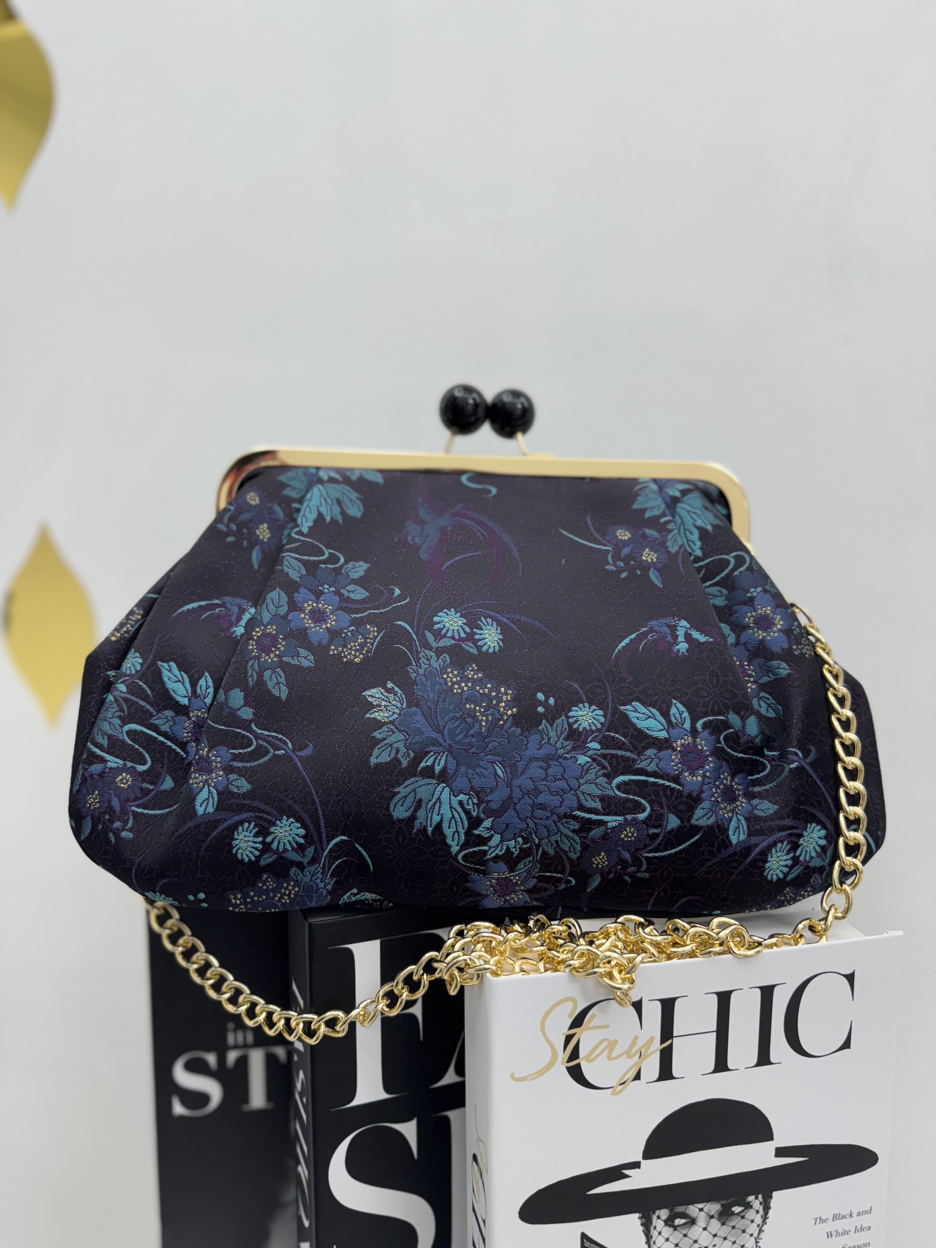 Borsa clutch in tessuto broccato nera con fiori blu