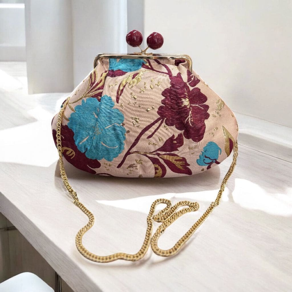 Borsa clutch in tessuto jaquard rosa con fiori