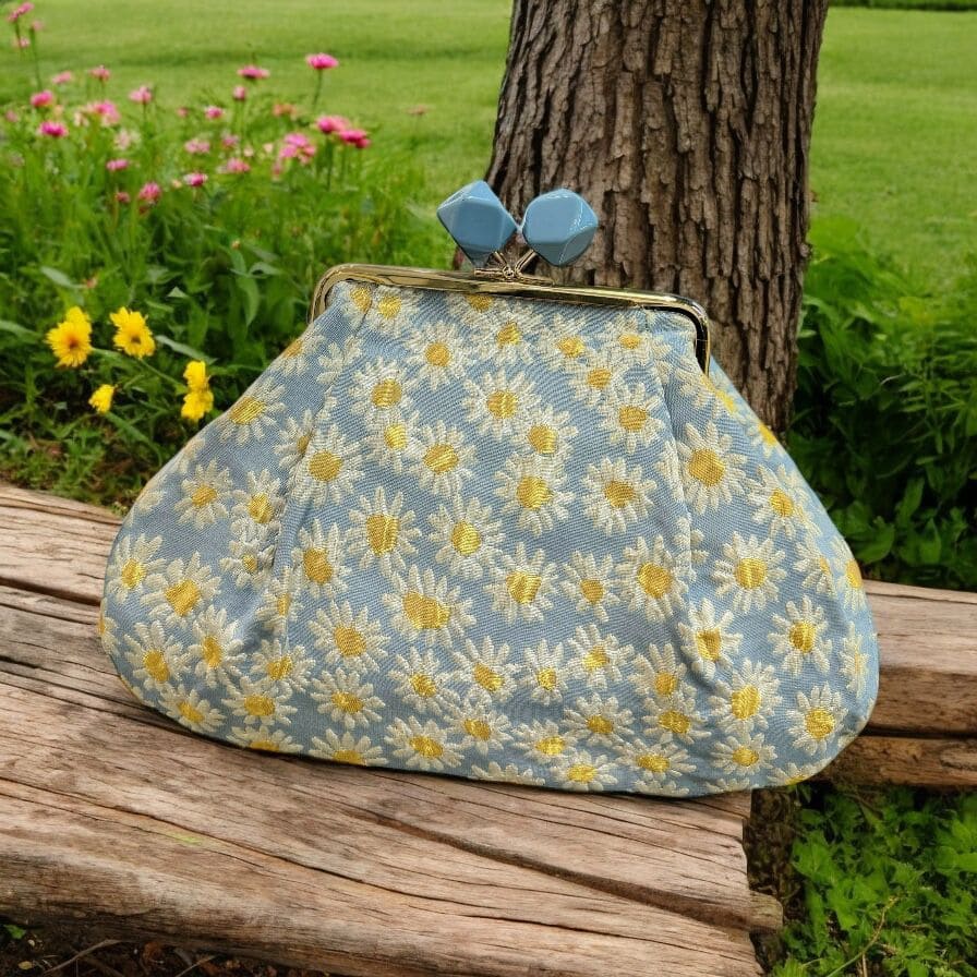 Borsa clutch in tessuto jaquard con margherite