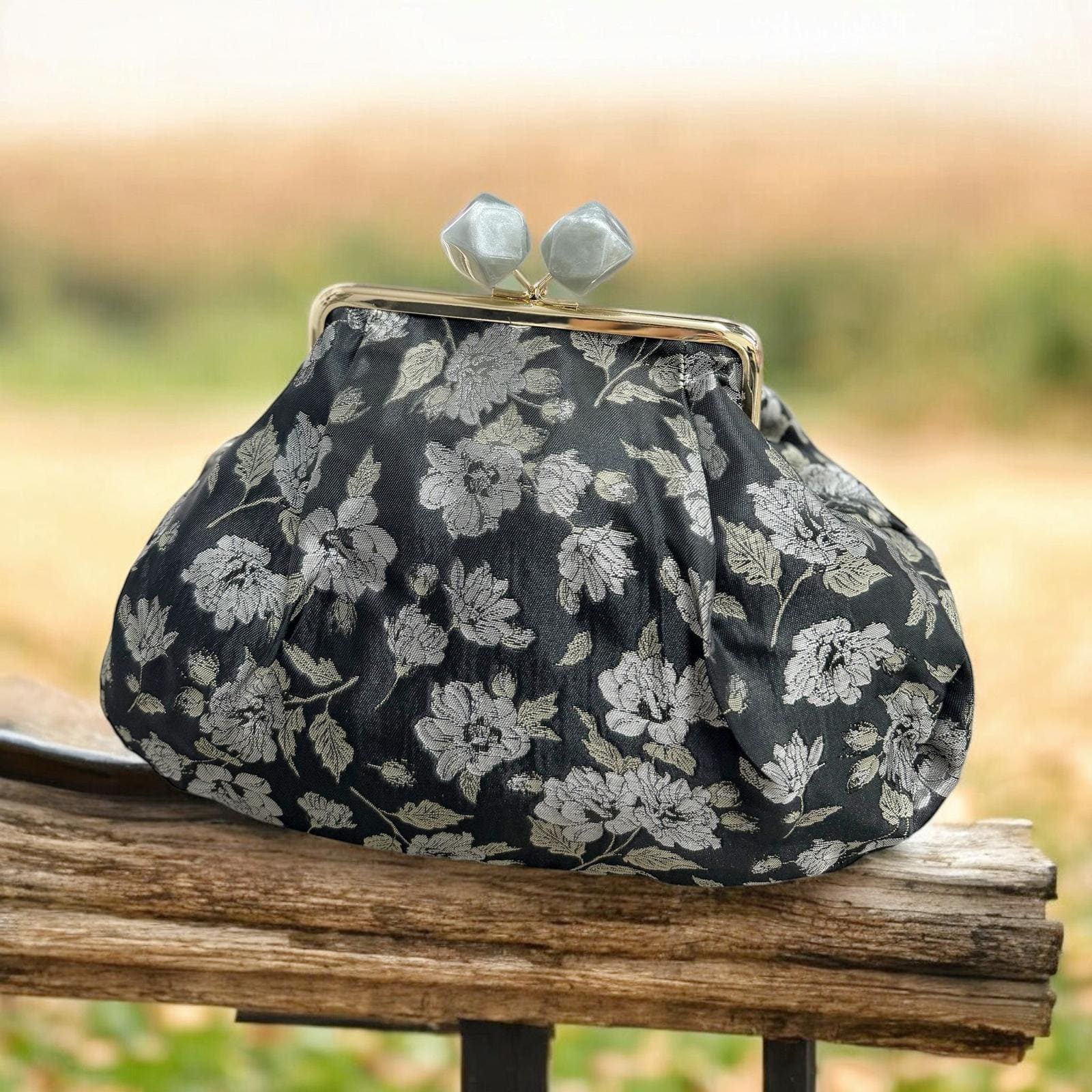 Borsa clutch in tessuto jacquard nera con fiori in grigio e argento