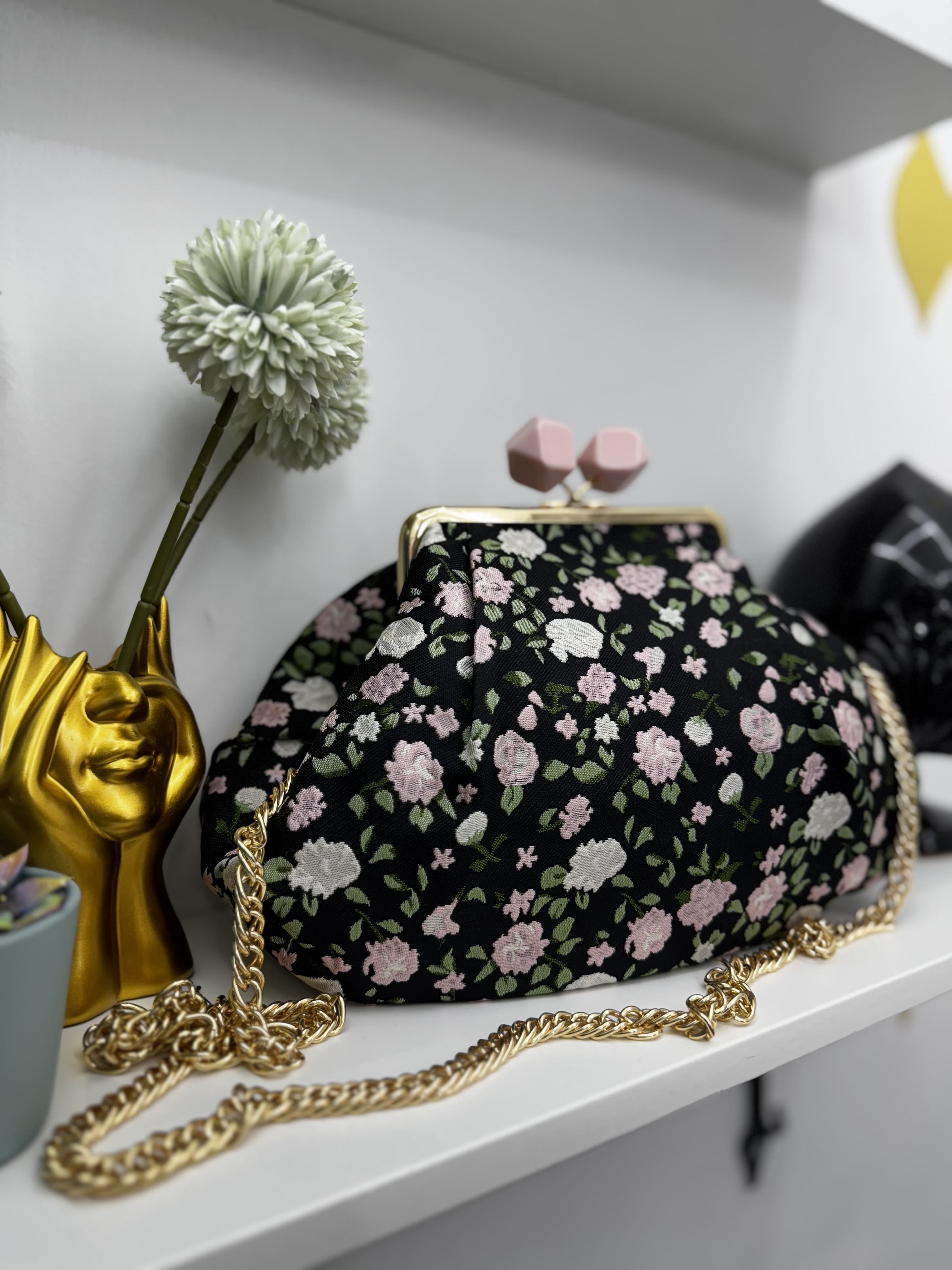 Borsa clutch in tessuto jacquard nera con fiori rosa
