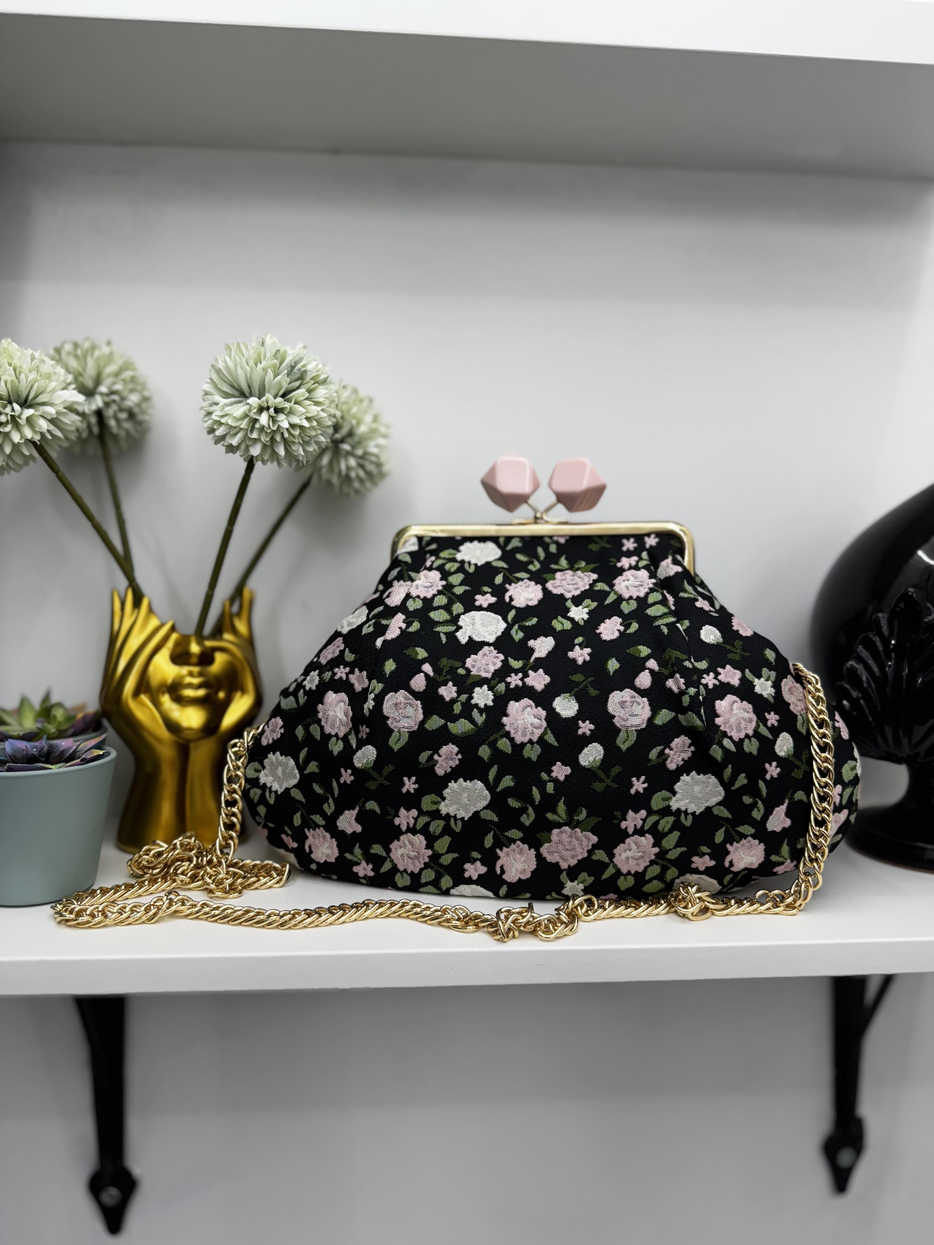 Borsa clutch in tessuto jacquard nera con fiori rosa