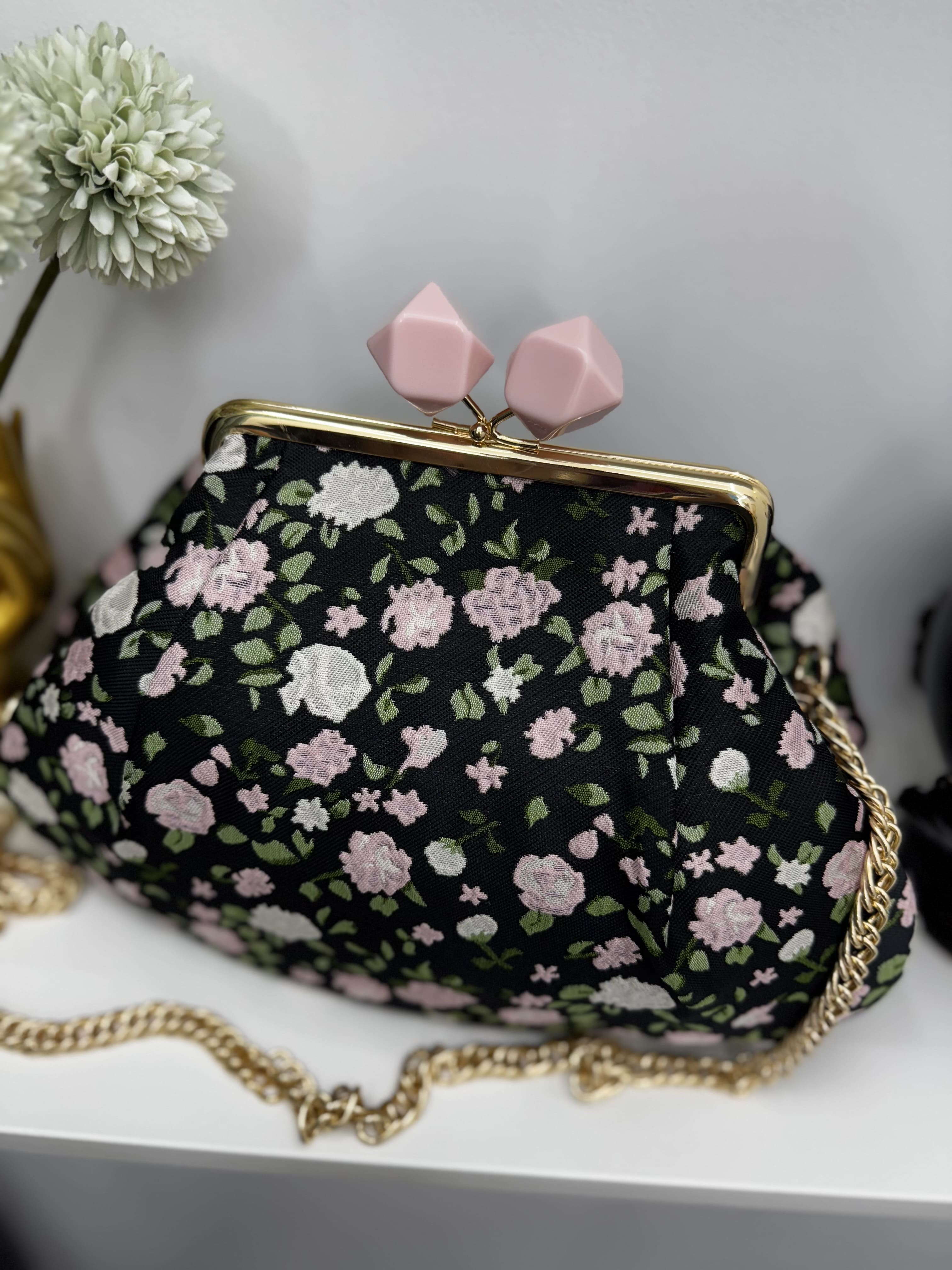 Borsa clutch in tessuto jacquard nera con fiori rosa