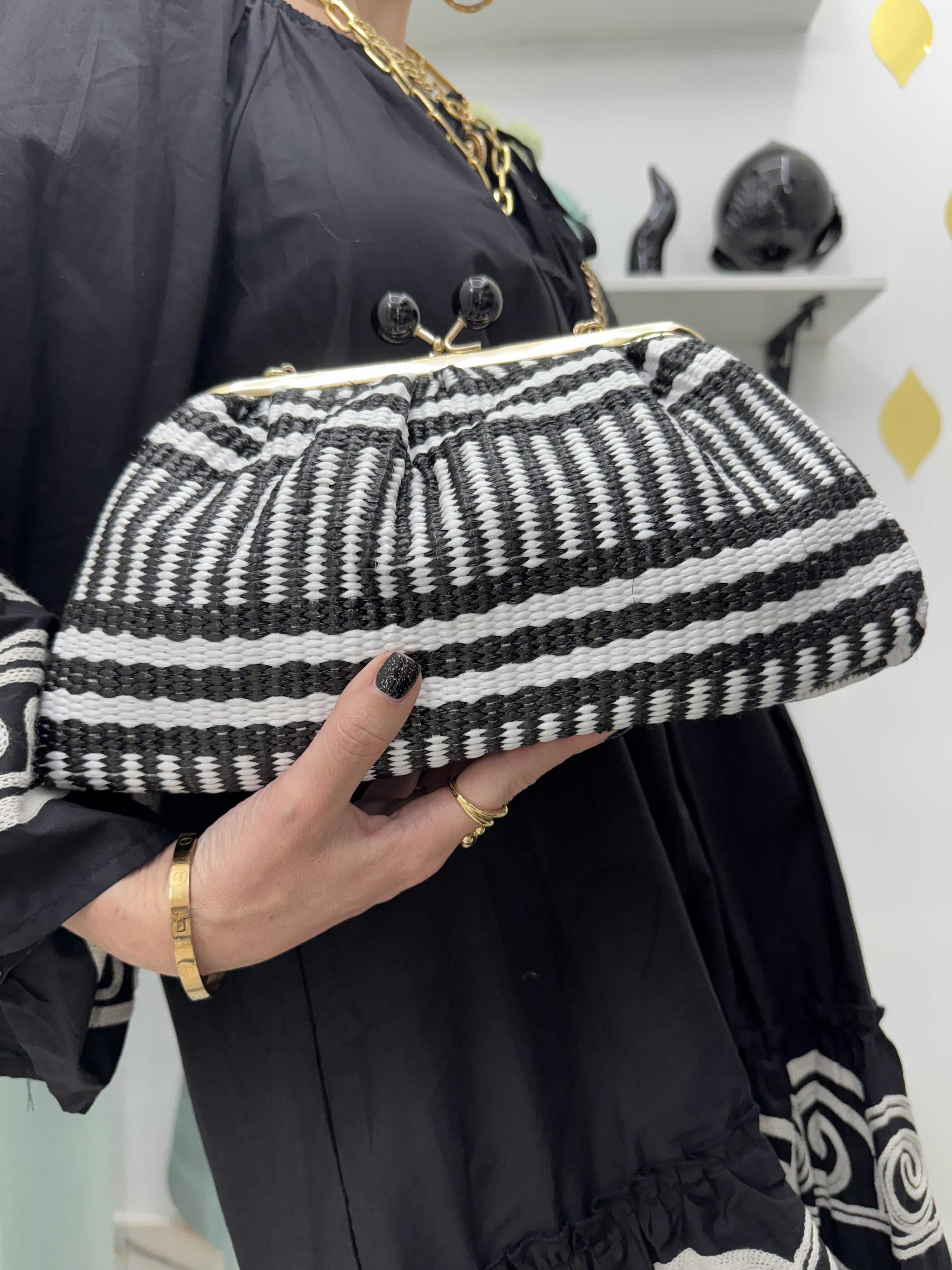 Borsa Clutch “Bonbon” in Rafia Sintetica con Tracolla Dorata – Disponibile in 3 Colori