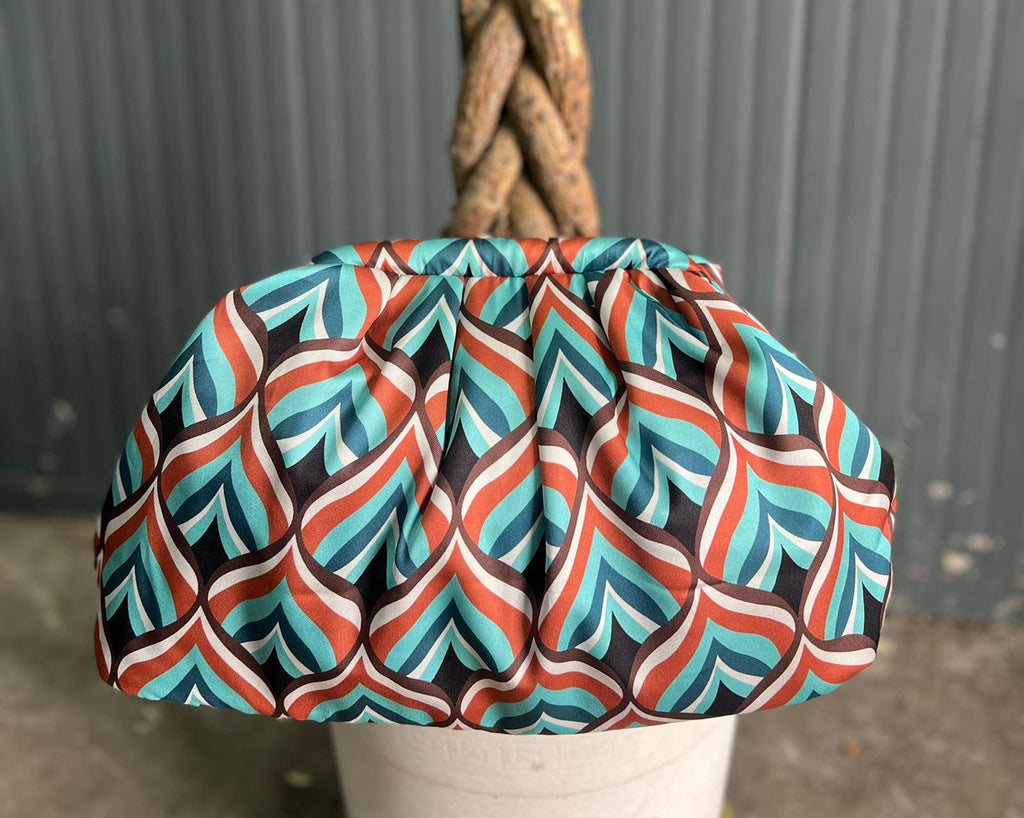 Borsa Clutch Donna in Tessuto Rasato con Tracolla a Catena