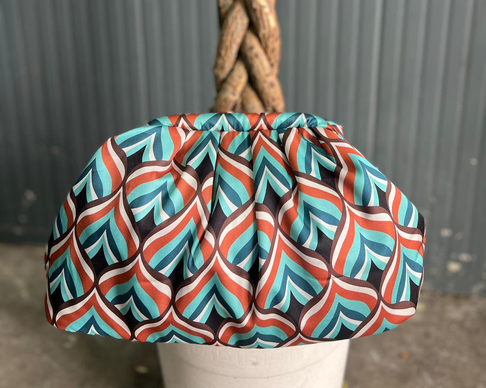 Borsa Clutch Donna in Tessuto Rasato con Tracolla a Catena