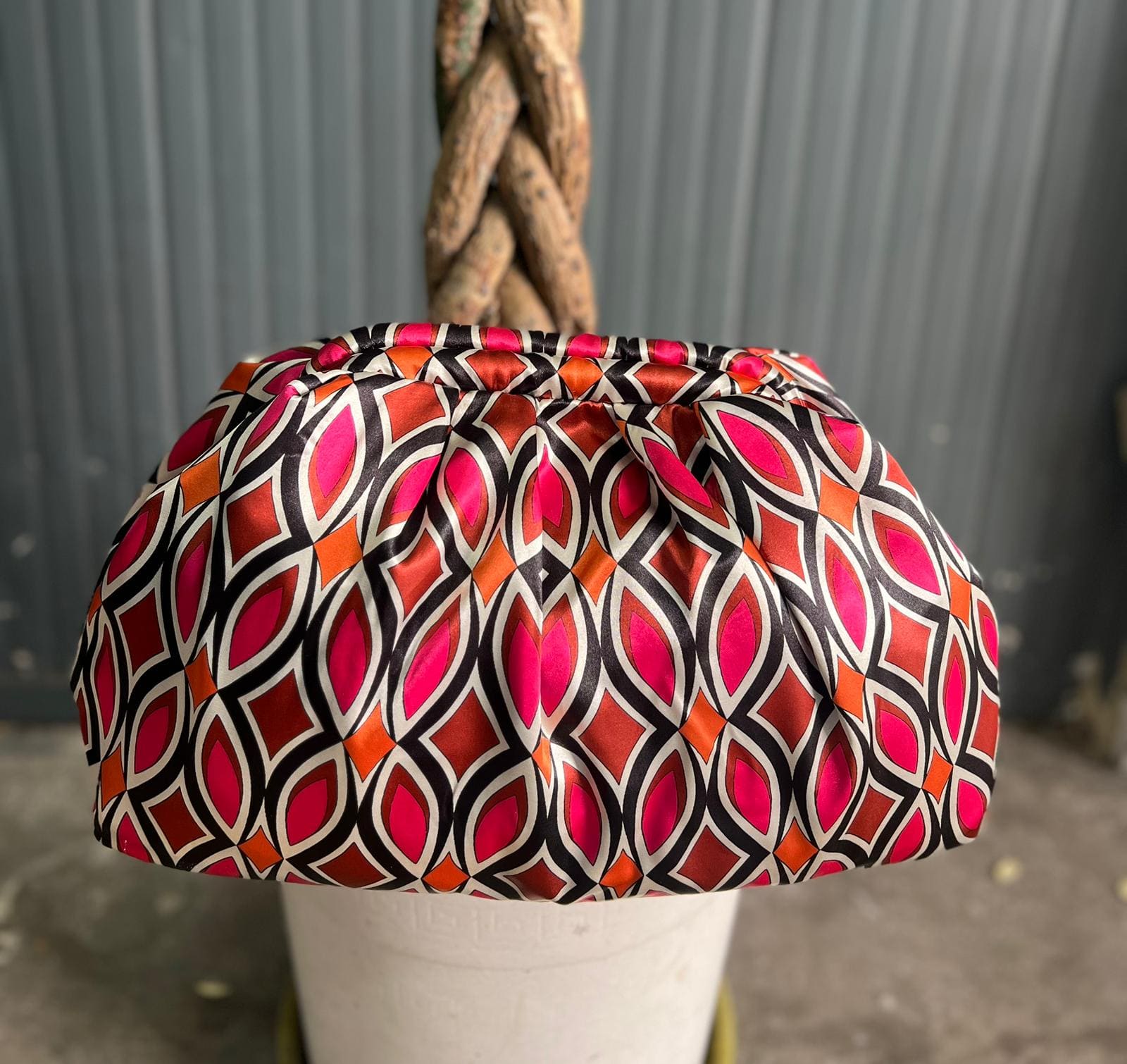 Borsa Clutch Donna in Tessuto Rasato con Tracolla a Catena