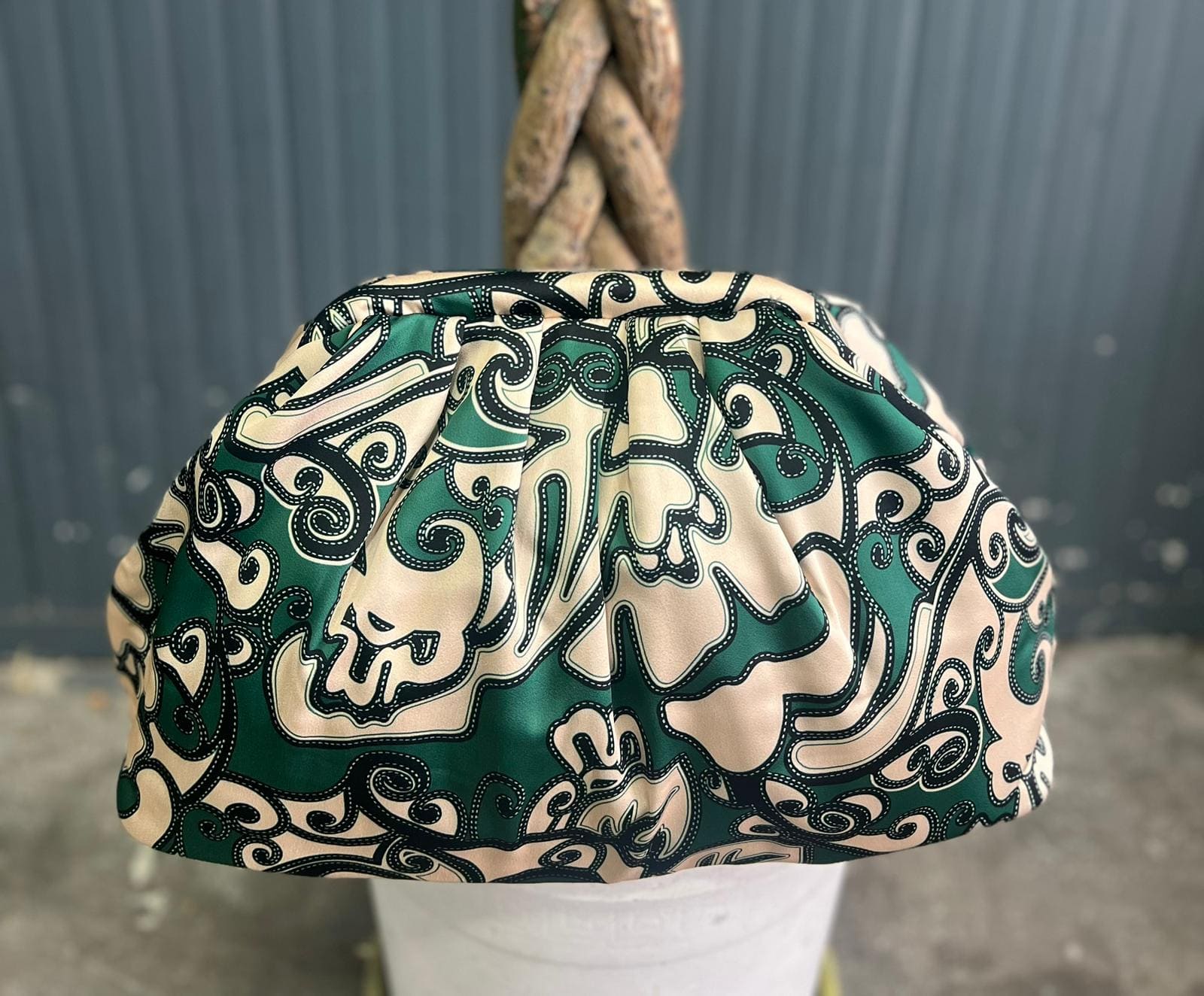 Borsa Clutch Donna in Tessuto Rasato con Tracolla a Catena