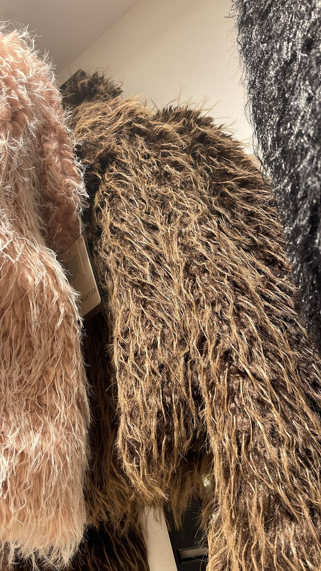 Ecofur a pelo riccio e lungo-modello crop con collo-foderata