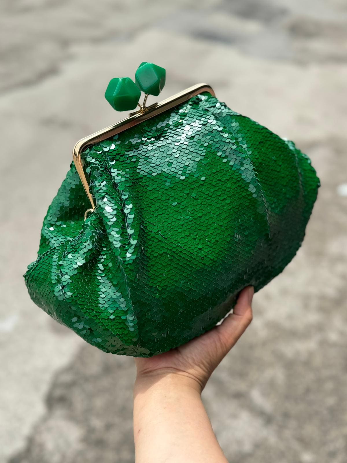 Clutch con Paillettes e Tracolla Dorata – Brilla in Ogni Occasione