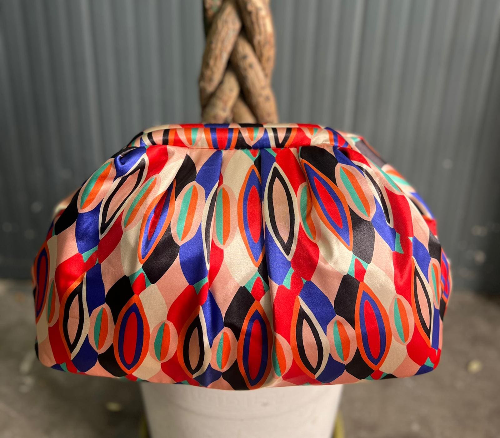 Borsa Clutch Donna in Tessuto Rasato con Tracolla a Catena