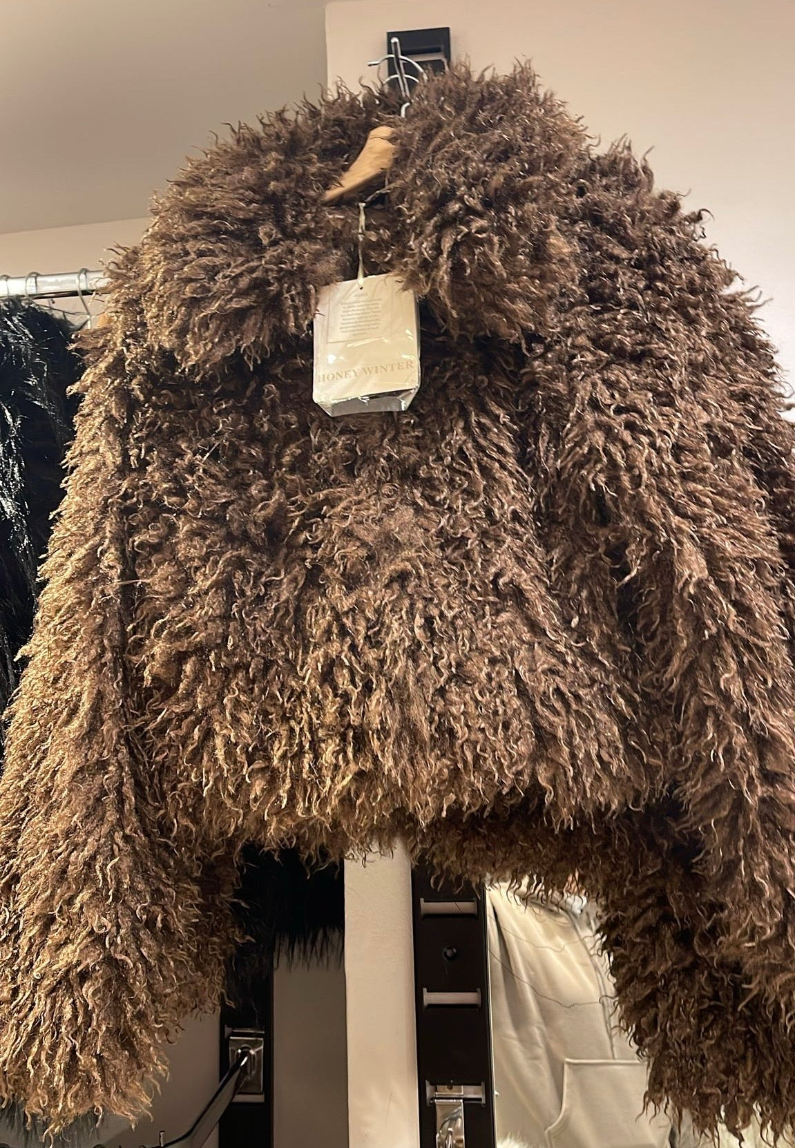 Ecofur a pelo riccio e lungo-modello crop con collo-foderata