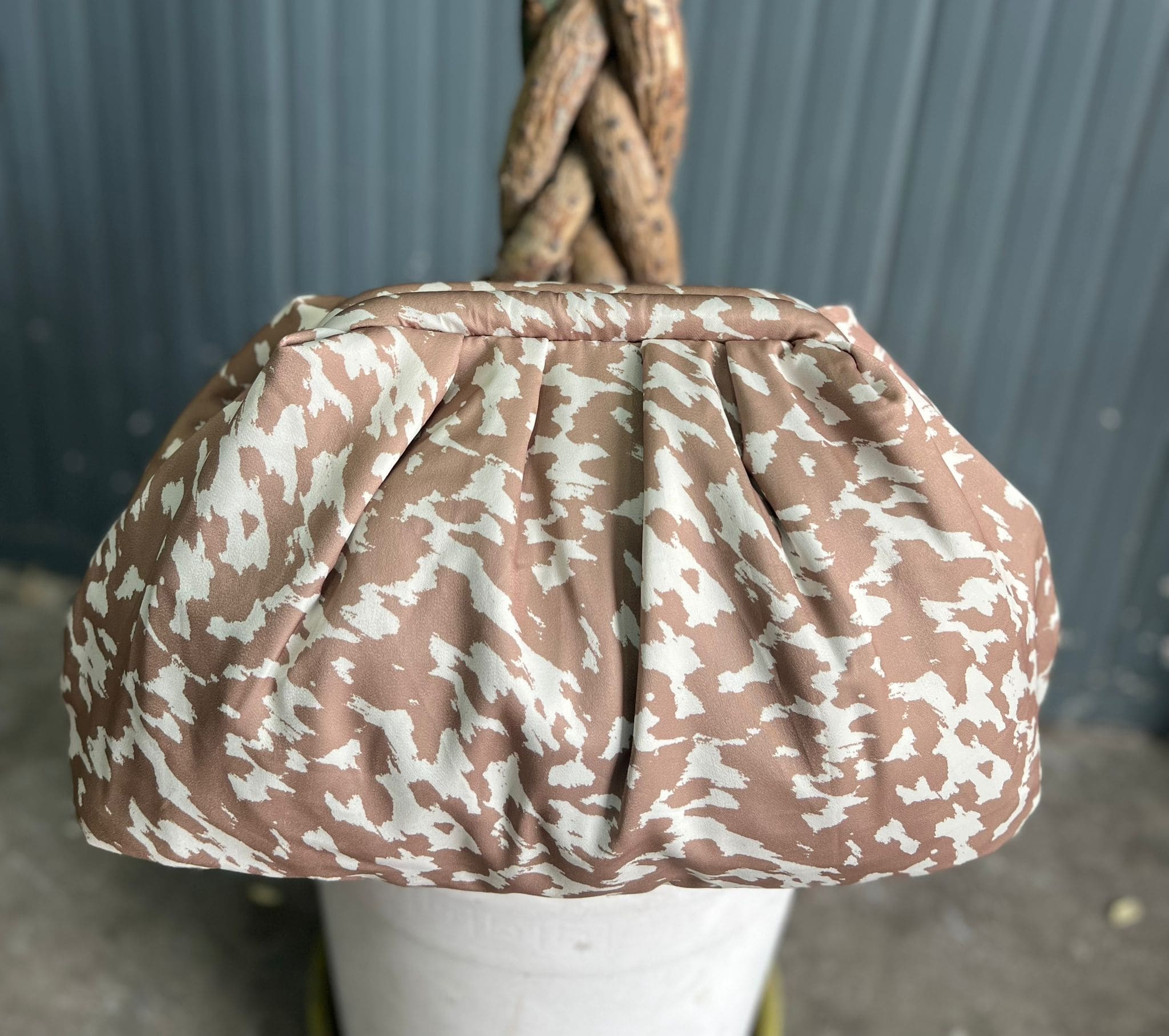 Borsa Clutch Donna in Tessuto Rasato con Tracolla a Catena