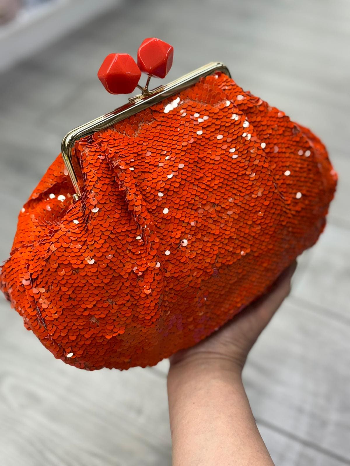 Clutch con Paillettes e Tracolla Dorata – Brilla in Ogni Occasione