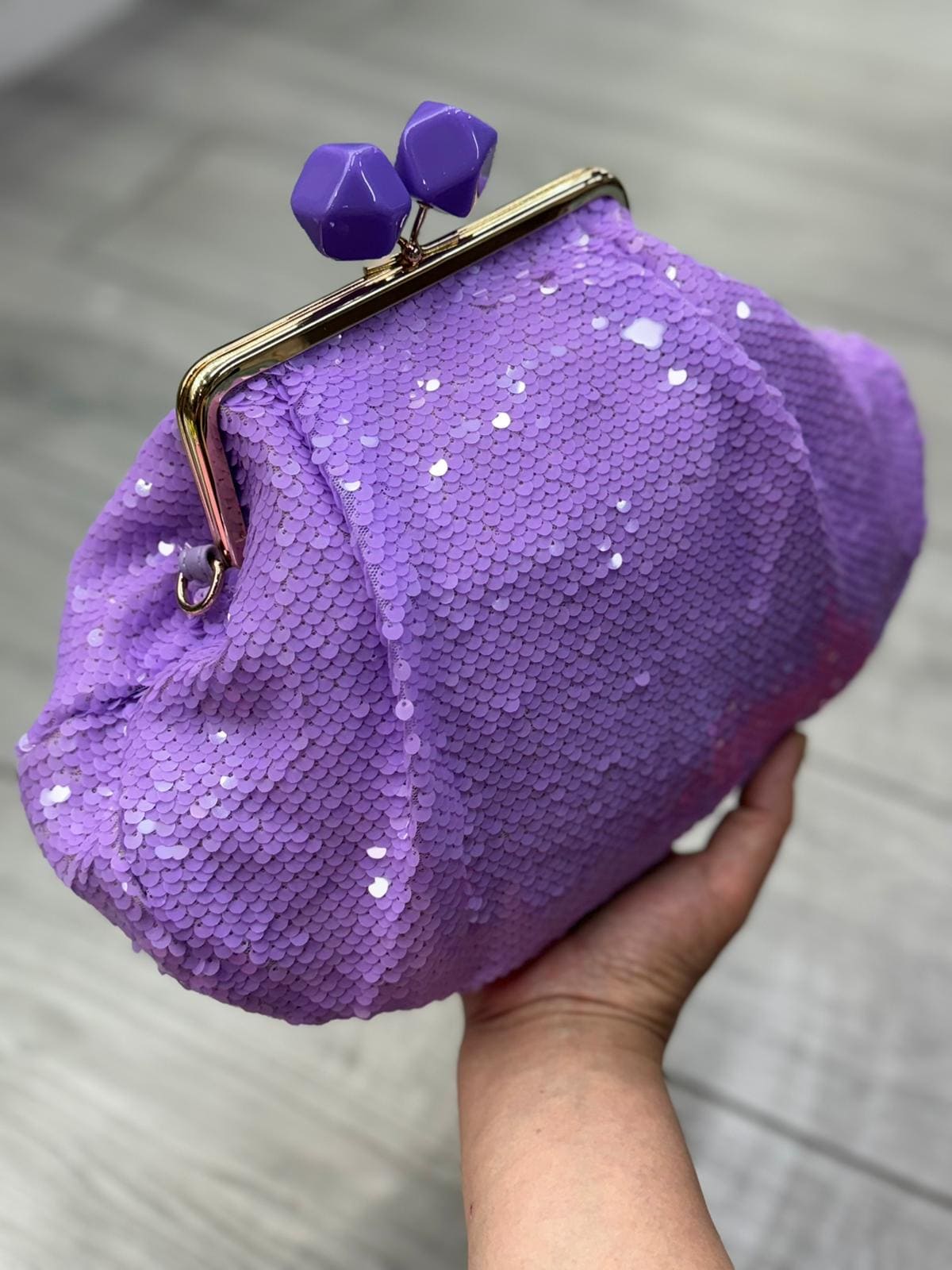 Clutch con Paillettes e Tracolla Dorata – Brilla in Ogni Occasione