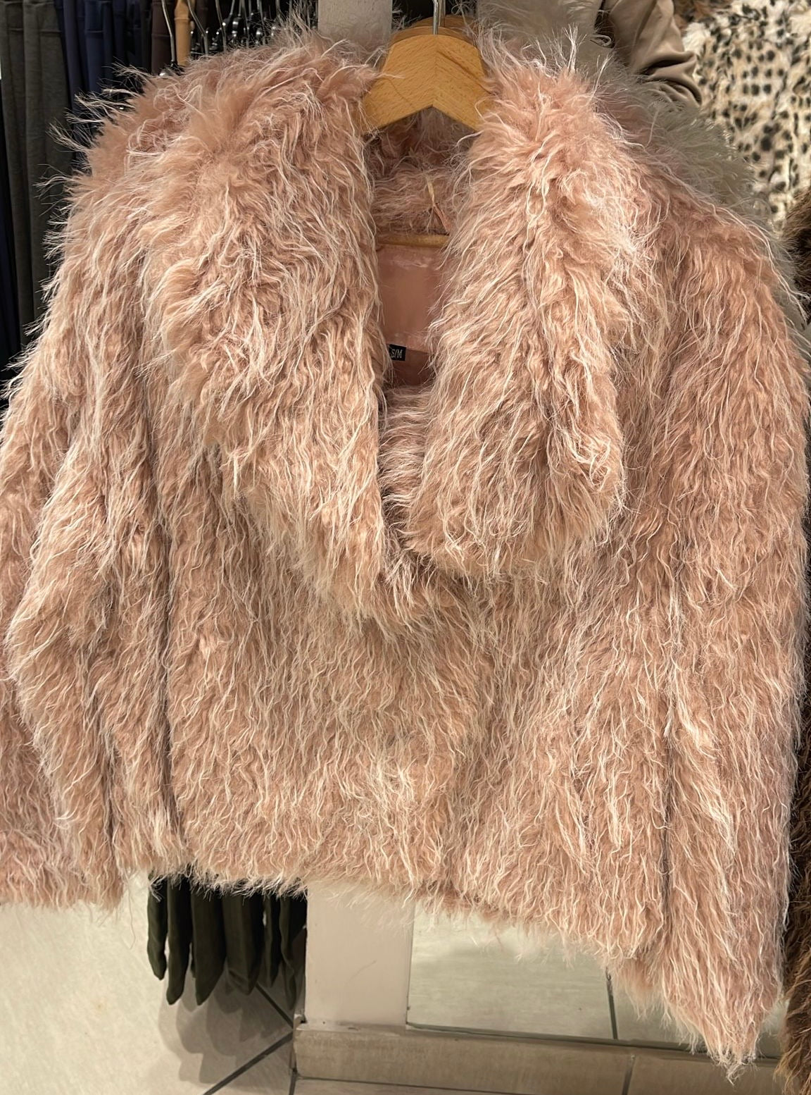 Ecofur a pelo riccio e lungo-modello crop con collo-foderata