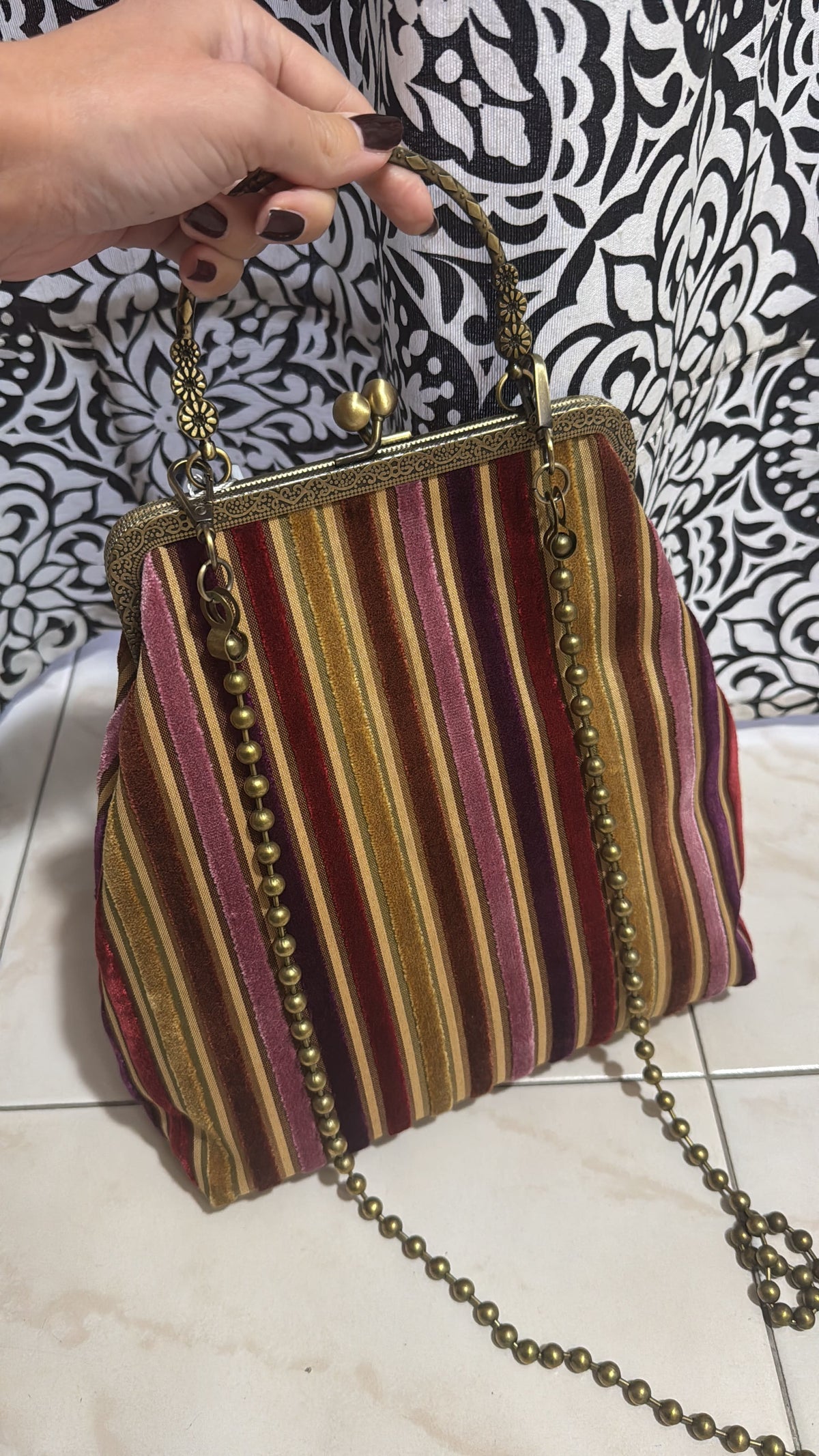 Borsa "Victorian Bag" con Dettagli in Velluto e Tracolla