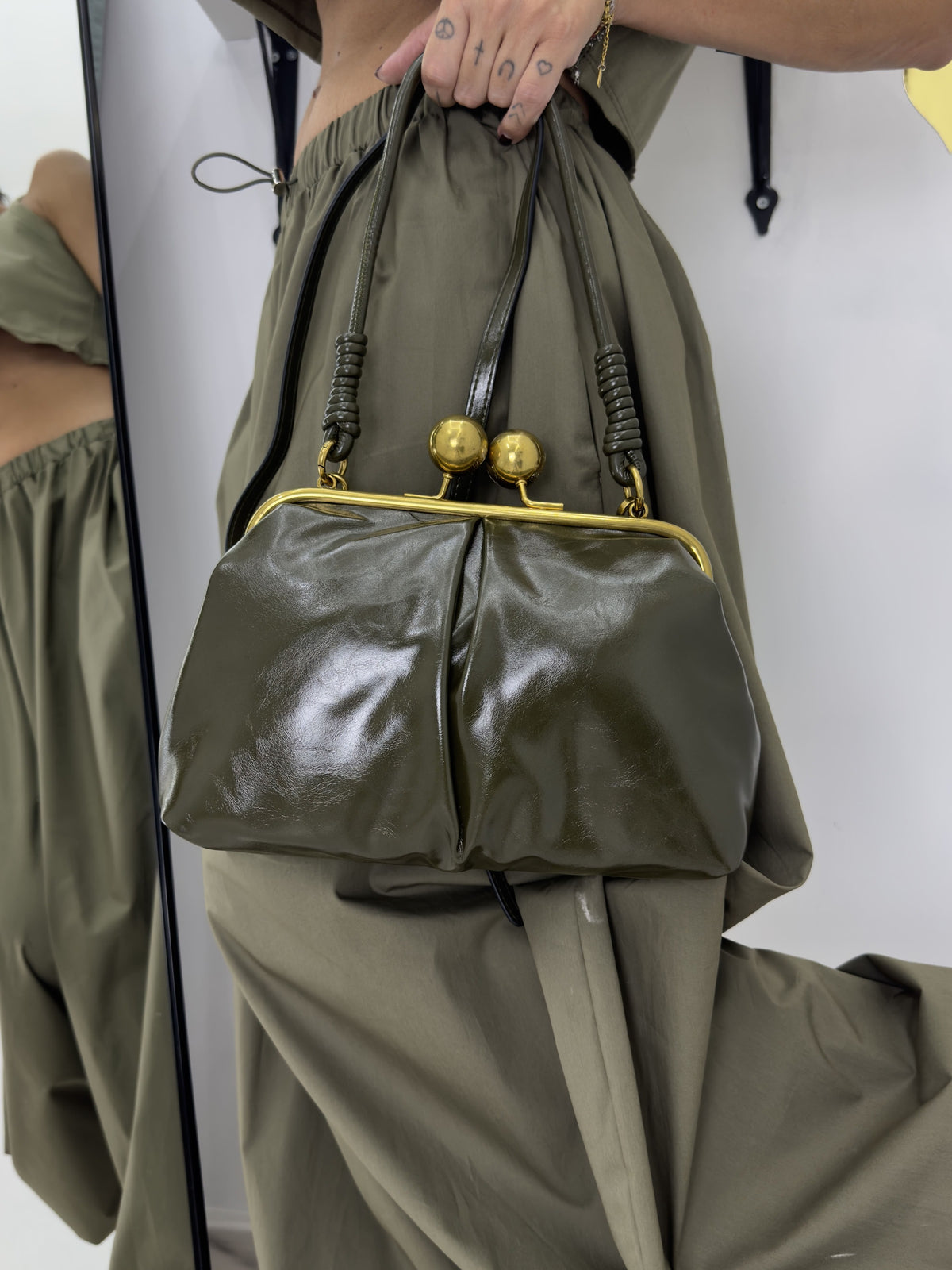 Borsa Clutch Donna in Similpelle Semi Lucida con Chiusura Clic-Clac Vintage e Tracolla