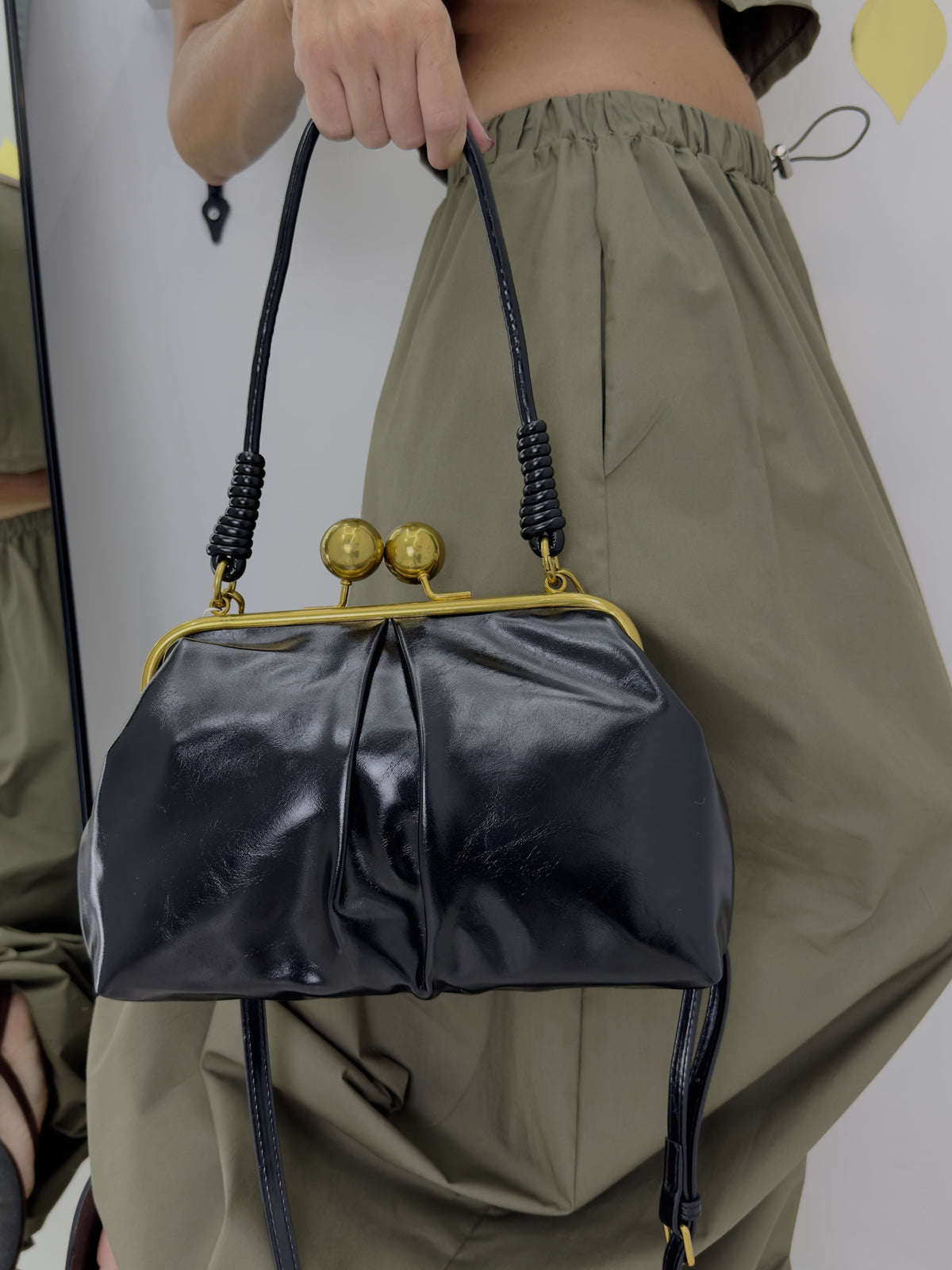 Borsa Clutch Donna in Similpelle Semi Lucida con Chiusura Clic-Clac Vintage e Tracolla