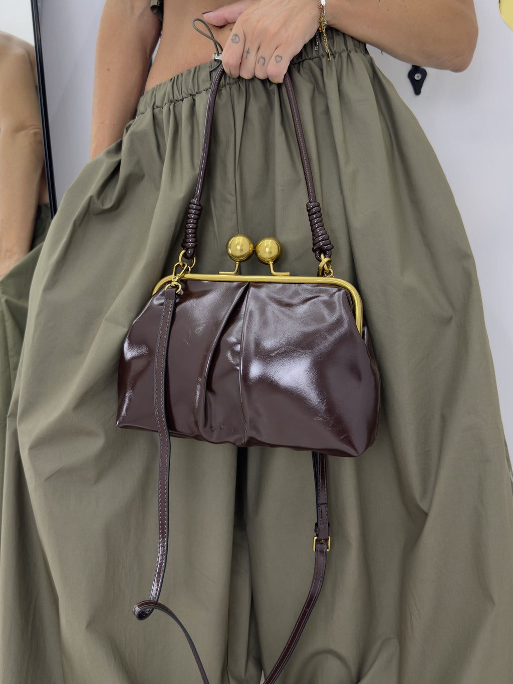 Borsa Clutch Donna in Similpelle Semi Lucida con Chiusura Clic-Clac Vintage e Tracolla