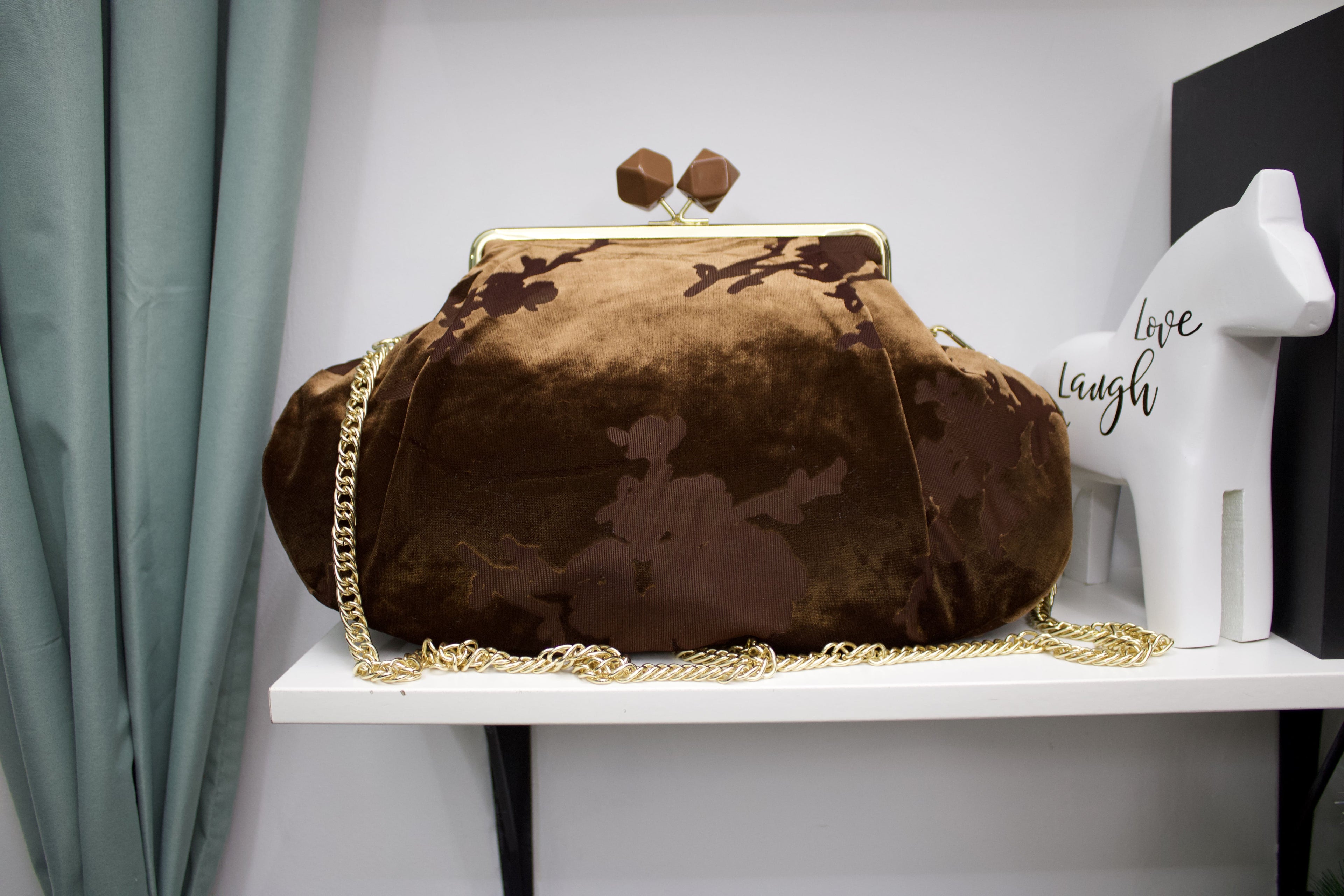 Clutch Maxi in Stoffa con Dettagli in Ciniglia – Fantasie Floreali, Maculate e Tropicali