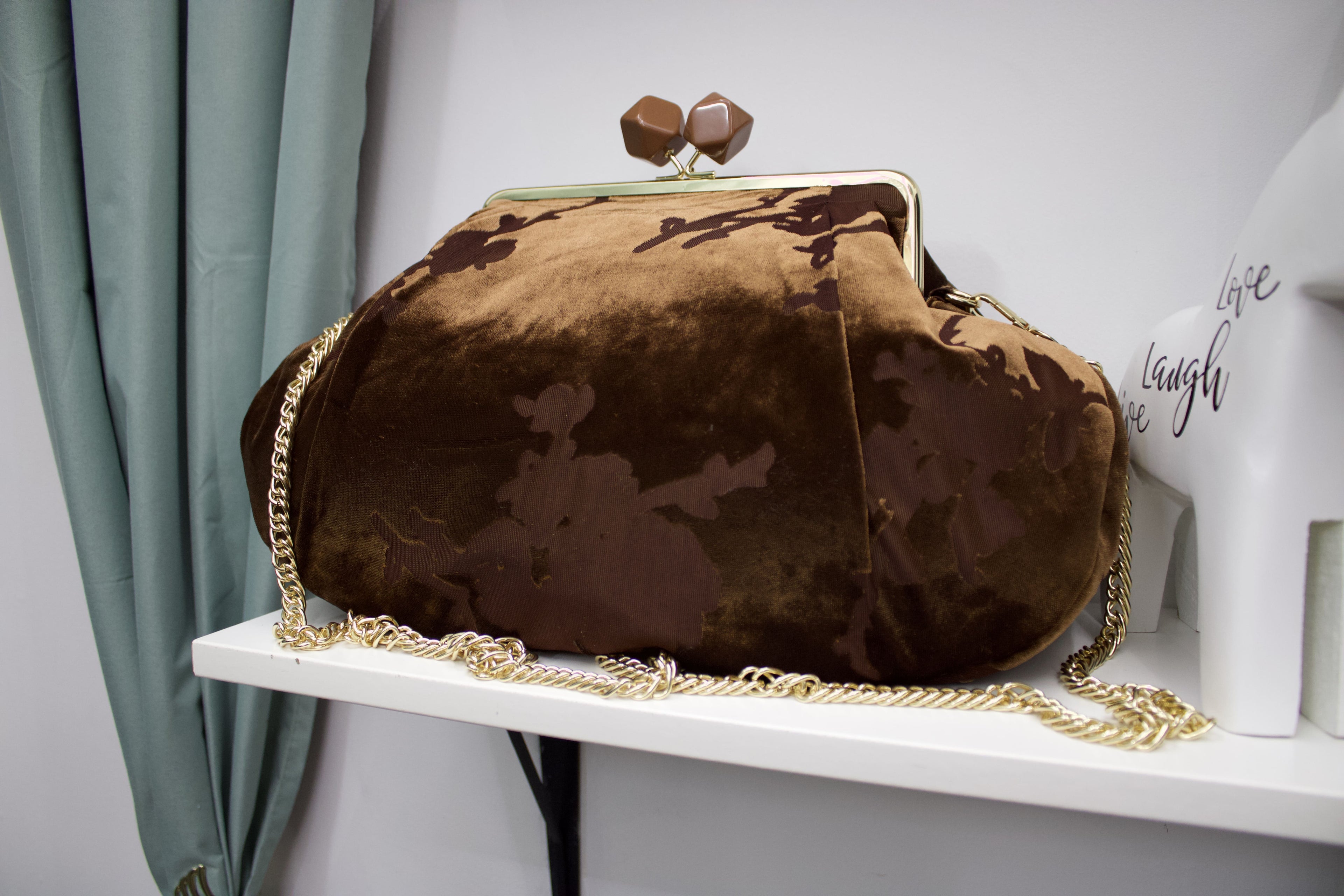 Clutch Maxi in Stoffa con Dettagli in Ciniglia – Fantasie Floreali, Maculate e Tropicali