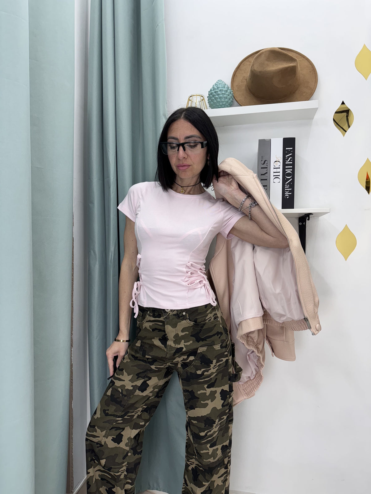 T-shirt in Cotone Rosa con Intrecci Laterali – Stile "Lace-Up"