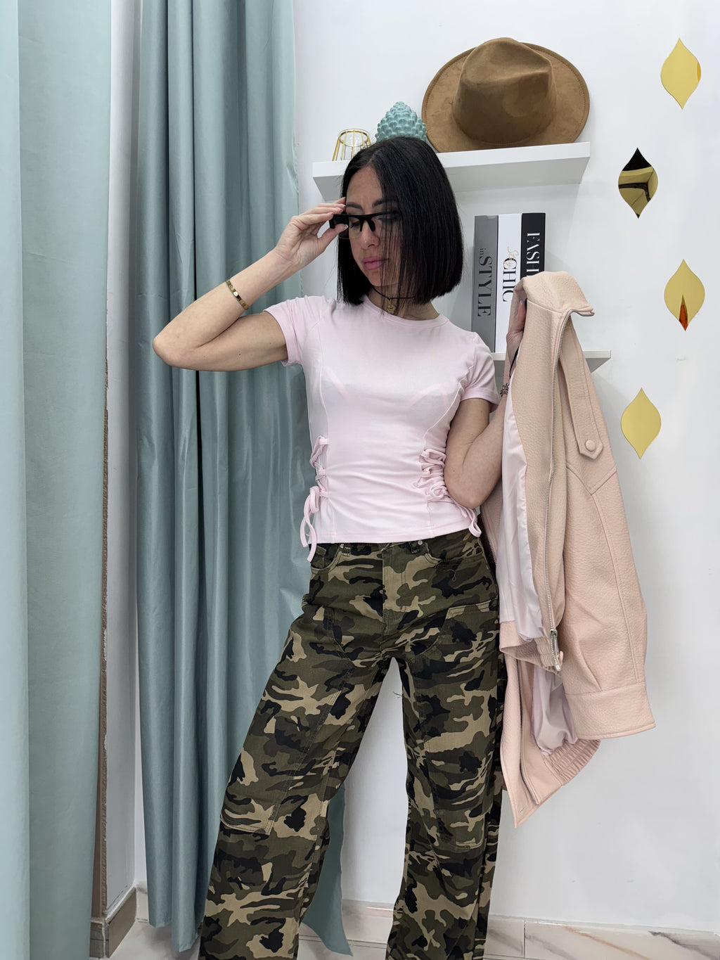 T-shirt in Cotone Rosa con Intrecci Laterali – Stile "Lace-Up"