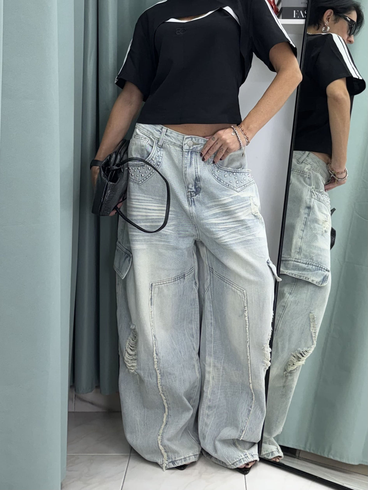 Jeans Balloon Lavaggio Chiaro con Borchiette e Dettagli Destroyed (guida alle taglie nei dettagli)