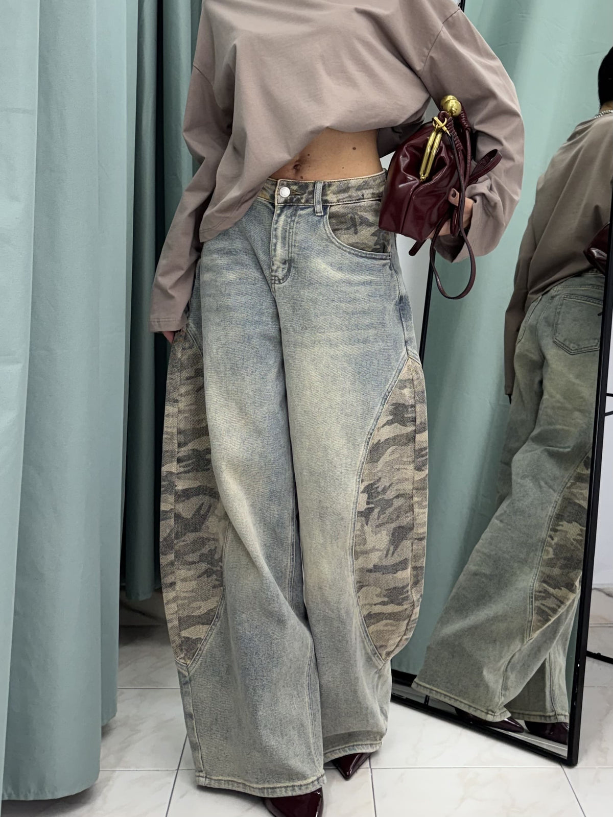 Pantaloni Jeans Balloon Fit Sabbiati con Inserti Camouflage Laterali