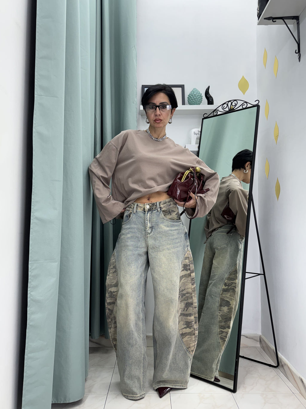 Pantaloni Jeans Balloon Fit Sabbiati con Inserti Camouflage Laterali