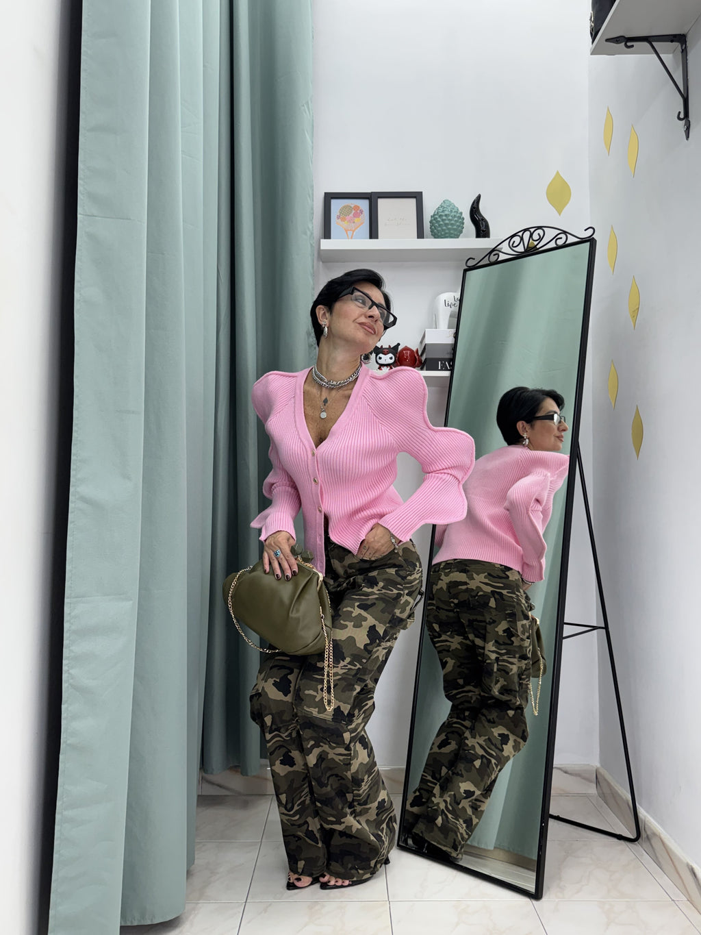 Cardigan Crop in Maglia a Coste con Maniche a Onde – Nero e Rosa