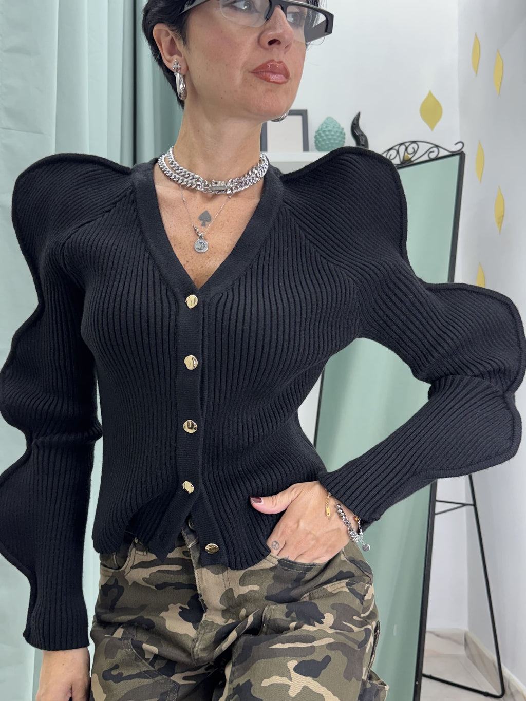 Cardigan Crop in Maglia a Coste con Maniche a Onde – Nero e Rosa